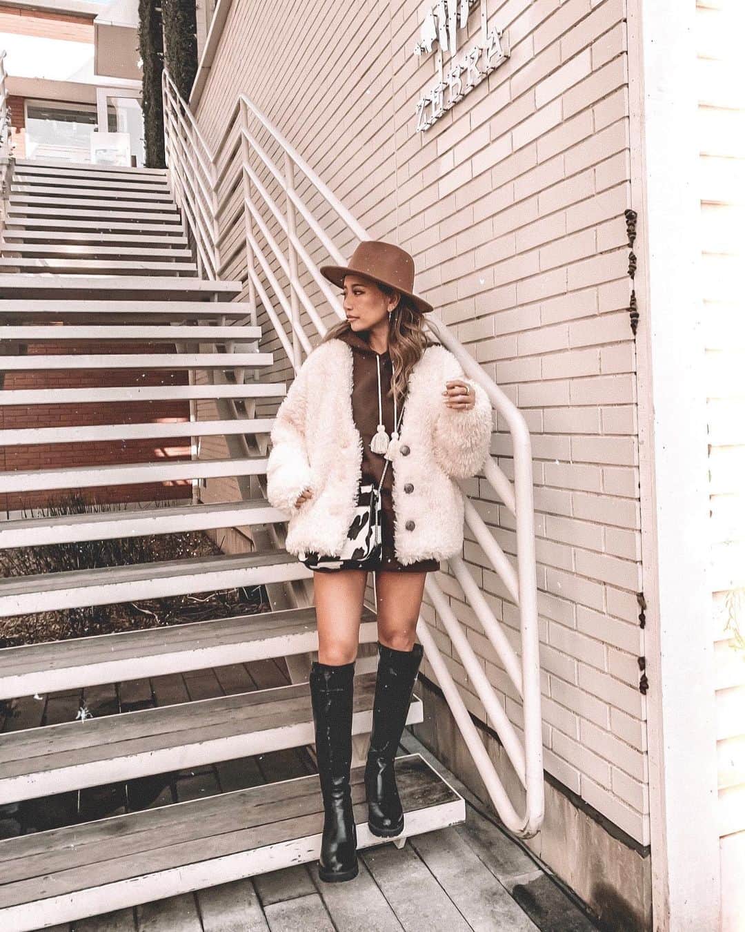 ✷kana✷のインスタグラム：「🍂 . . きのうの全身 めずらしく、なんだかgirlyになったw コンチョボタンがかわいい @sandlessmoon のプードルコート おきにいりすぎるー🐩 クリスマス仕様で❤︎笑 . . #sandlessmoon」