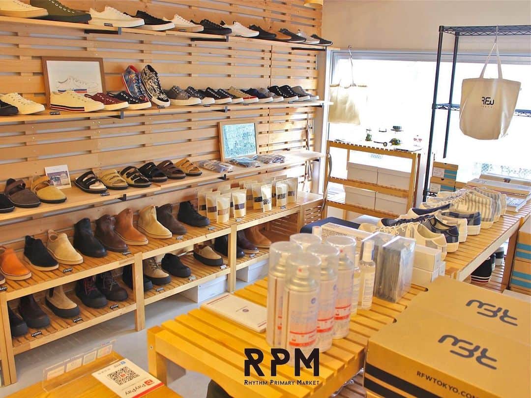 アールエフダブリューさんのインスタグラム写真 - (アールエフダブリューInstagram)「[RPM INFORMATION]  こんにちは！  RPM再オープンしてます！ 秋冬新作商品が多数展開中です。 またアーカイブアイテムも販売中です。  本日も19:00までオープンしております。 ご来店お待ちしております。  Hello !  We are announcing our RPM renewal open ! Lots of new autumn winter collection is on display.  In addition with our archive items is on sale !  We are open until 19:00. Come and pay us a visit.  www.rfwtokyo.com @rfwtokyo  #rpm #rfwtokyo #rfw #rhythmfootwear #sneaker  #sneakers #kicks #instashoes #instakicks #sneakerhead #sneakerheads #nicekicks #sneakerfreak #kickstagram #shoestagram #boots #bag #backpack #socks #秋冬 #代々木八幡 #八幡商店街 #rhythmprimarymarket」12月5日 12時56分 - rfwtokyo
