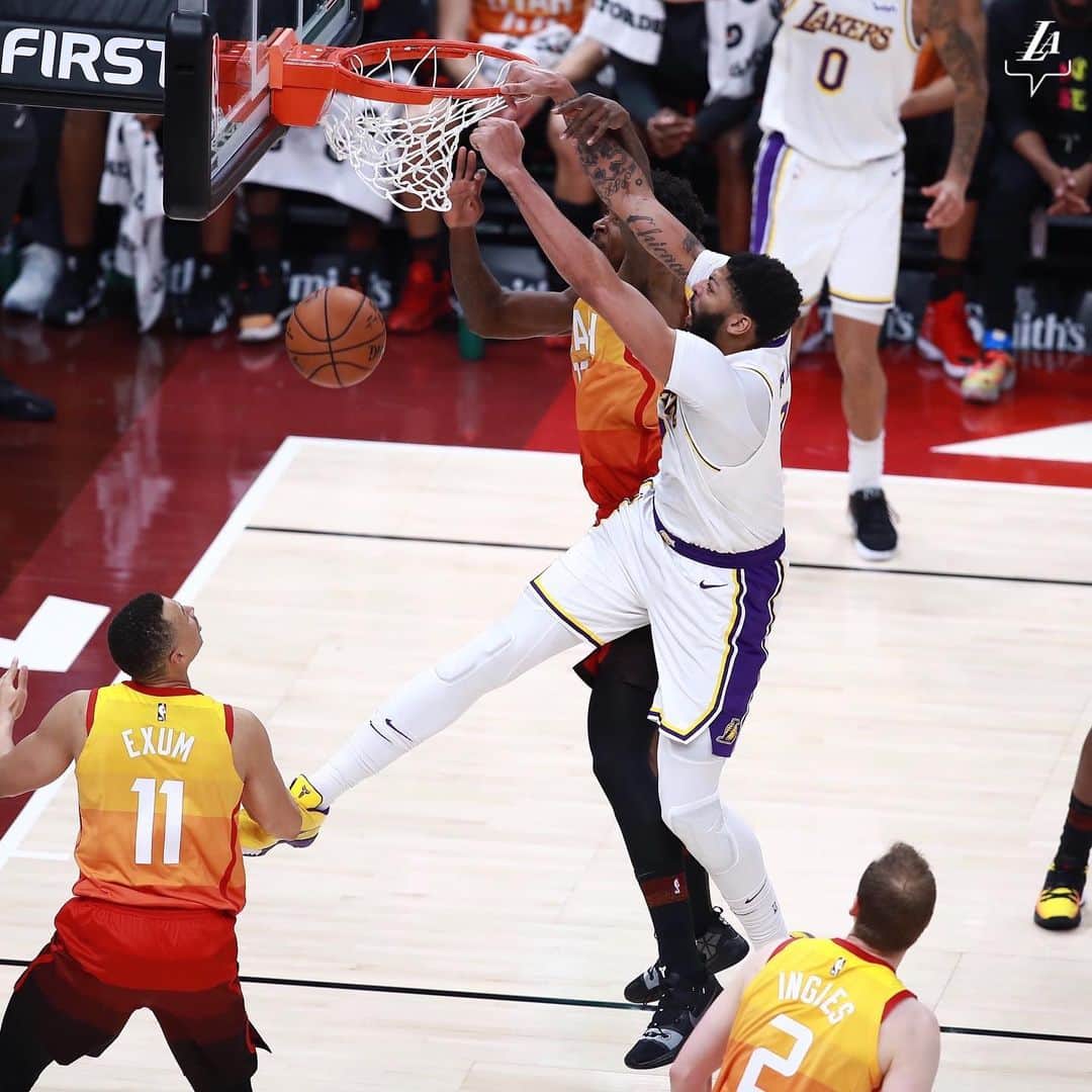 Los Angeles Lakersさんのインスタグラム写真 - (Los Angeles LakersInstagram)「AD putting the defender on that spin cycle 🤯 (📺: @spectrumsportsnet )」12月5日 13時06分 - lakers