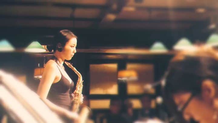 矢野沙織のインスタグラム：「次回12/16(月)大阪Mr,Kelly'sで年内の公開ライブは最後になります。はやっ！！🤭 and... HOUSE OF JAXXについてはプロフィール欄のリンクをチェック☝️ 1/30(thu) Shibuya LIVING ROOM CAFE&DINING 1/31(fri)Nagoya Blue Note  about my  new project "HOUSE OF JAXX",the link is my profile. Check it out!!」