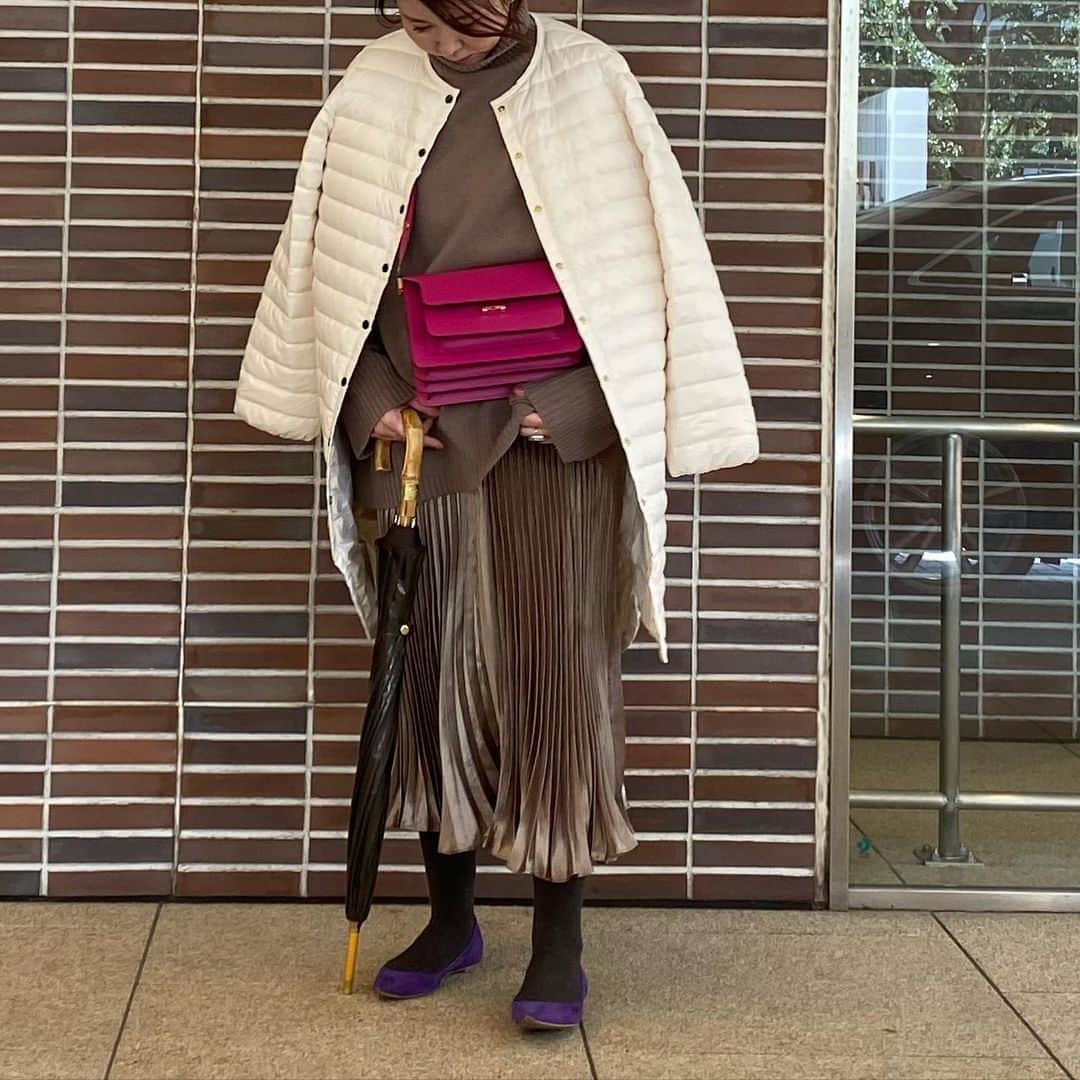 kawakami momokoさんのインスタグラム写真 - (kawakami momokoInstagram)「この間の　@traditionalweatherwear  でチョイスしたのは、このコートと、傘だよ！傘、ずっとこういうの探してたからめちゃめちゃお気に入り！！！！ 絶対無くさないようにしないと！！！ コート、傘　@traditionalweatherwear #traditionalweatherwear #トラディショナルウェザーウェア  ニット　@milaowen_official #milaowen #ミラオーウェン  スカート　@bonjoursagan #bonjoursagan #ボンジュールサガン  靴　@ninaricci #ninaricci #ニナリッチ バッグ　@marni #marni #マルニ」12月5日 13時01分 - momoko.kawakami.29