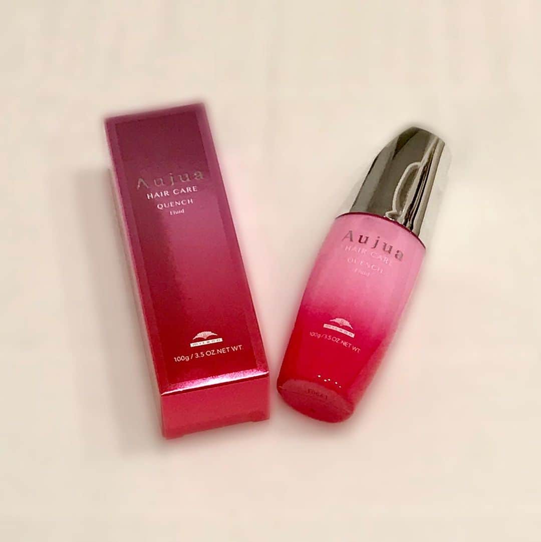 飯窪春菜のインスタグラム：「🧖🏻‍♀️💆🏻‍♀️🧚🏻‍♀️ ・ ・ ヘアケアについての質問来ていたので🙌🏻✨ ・ いつもお世話になっている美容師さん @tenhouo から、お誕生日プレゼントに頂いたこちらのトリートメントを最近はお風呂上がりに使っています☺️ ・ 髪の毛がとぅるとぅるになるのはもちろん、とっても良い香りがするんです〜🥰♥️ ・ Aujua(オージュア)  QUENCH(クエンチ)💎 ・ ・ ・ #haircare  #hairtreatment  #aujua  #はるなの毎日  #飯窪ってる」