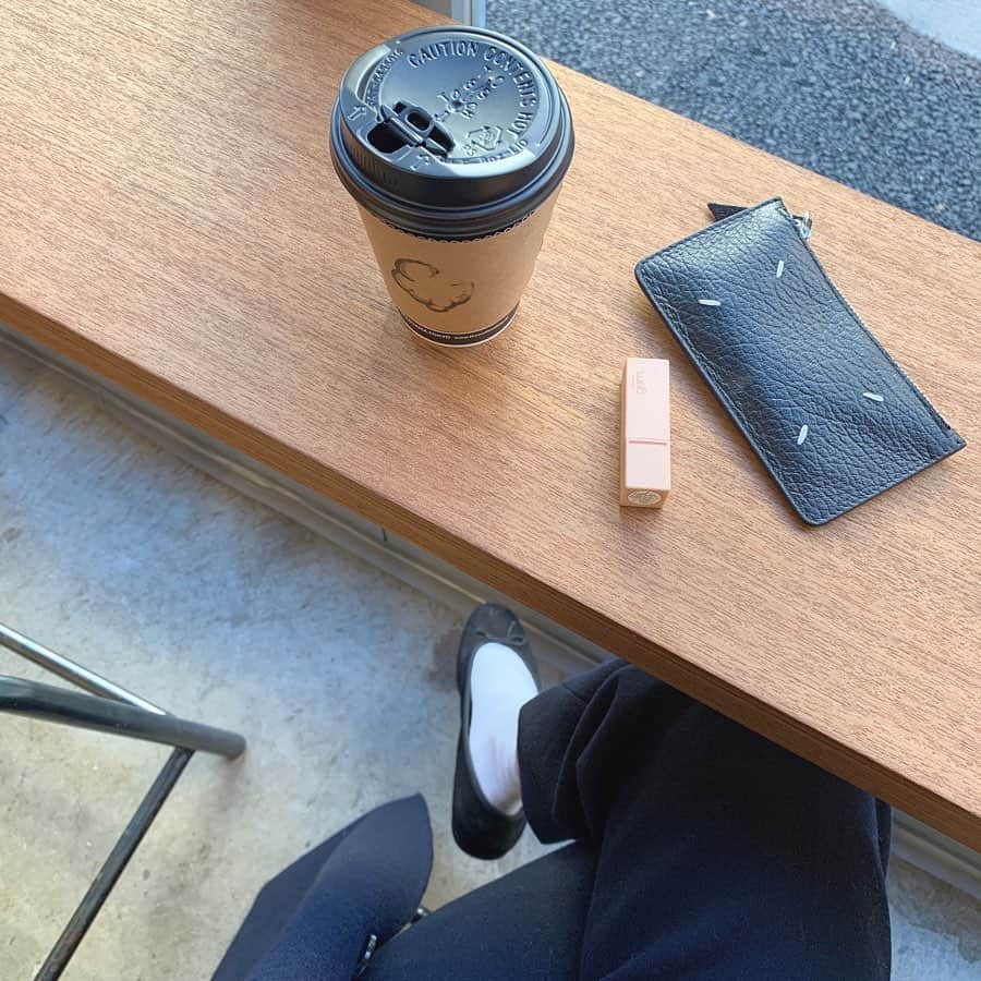 石田一帆さんのインスタグラム写真 - (石田一帆Instagram)「. gem.の巾着にお財布とリップだけいれて ぷらっとコーヒー豆を買いに☕️ . あのコーヒーの香りに包まれた空間にいたら 飲まずにいられなくて結局ひと息ついて まったりコーヒー時間。 . おうち帰って荷造りしなくては☺️ . #thecoffeeshop#coffeeshop#coffee#tokyocafe#yoyogiueharacafe#yoyogiuehara#ザコーヒーショップ#コーヒー豆#コーヒー#代々木上原カフェ」12月5日 13時12分 - ishidakazuho