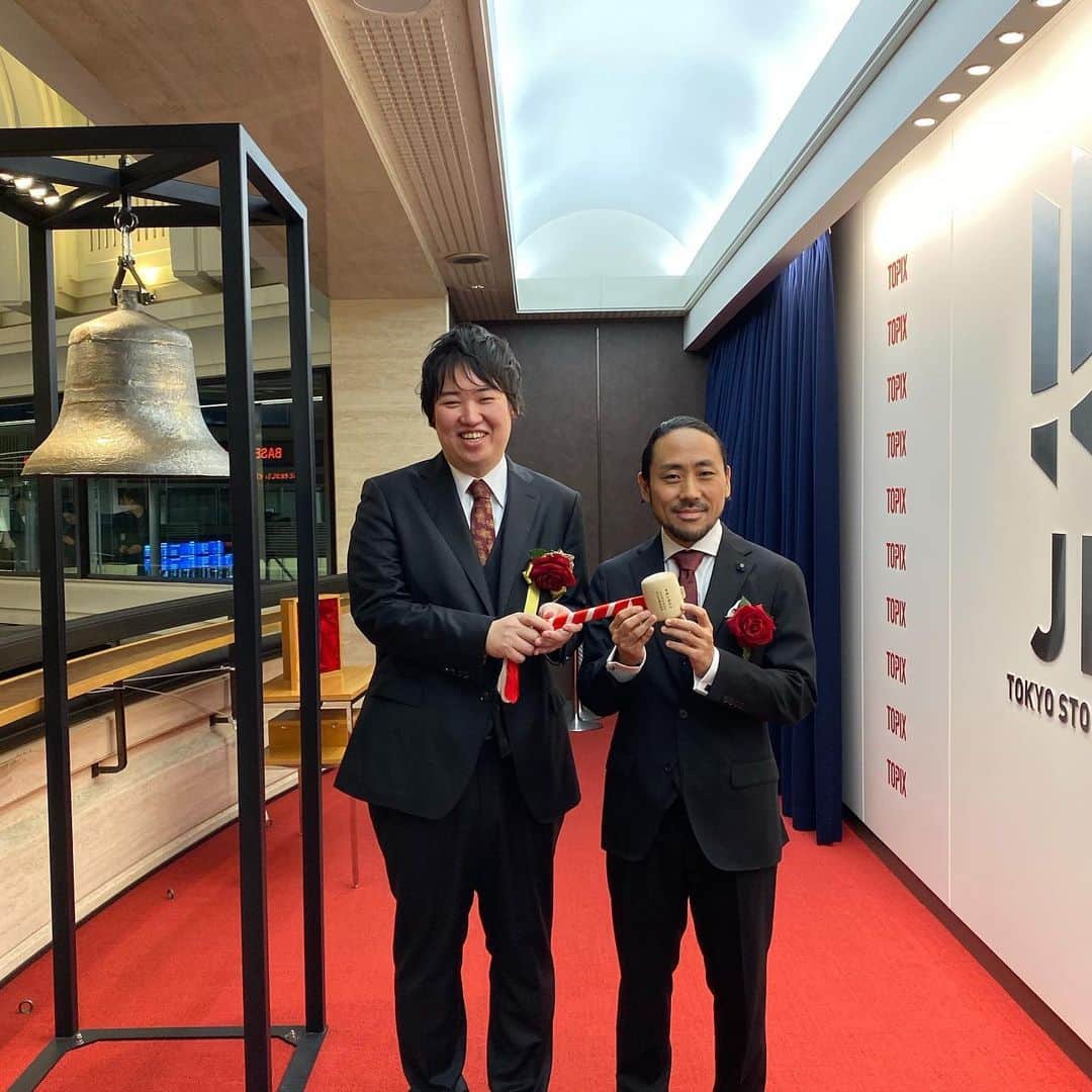 家入一真のインスタグラム：「上げたつもりが上がってなかった。  ひとまわり違いで同じ誕生日、起業した年齢も、上場した年齢も同じ。10年近く「絶対、僕が家入さんに鐘をもう一度鳴らさせるんで！」と言い続けてきてくれた鶴ちゃん。叶えてくれた今日という日。今度はお互い上場企業の社長同士で肩を並べよう。これが僕の夢。  法人数400万社、その中で上場企業は3600社。0.09%の中に入ることができたことは、僕らが信じ、歩んできたことがひとつ認められたということ。もちろんそのためにやってきた訳ではないが、今日だけは誇りに思っていいのではないか。僕は、鶴ちゃんはじめ、みんなと共に上場できたことが本当に誇らしいです。  僕が、熊谷さんや堀江さん、藤田さん、太河さん、谷家さんという上の世代から受け取ったバトンを、今日次の世代に渡せた気がします。鶴ちゃんが走者として次の世代にまたバトンを手渡してくれることでしょう。それこそがスタートアップのエコシステムだと信じて。  最後になりましたが、BASEをいつもご愛顧いただいてるユーザーの皆さま、株主や取引先の皆さま。メンバーのみんな、そして支えてくださるご家族。いつも本当にありがとうございます。皆さまに応援いただいている、鶴ちゃんの率いるこのBASEは、まだまだ大きくなります。引き続きどうぞよろしくお願いします。  #base #baseec #mothers #ipo #上場 #startup」
