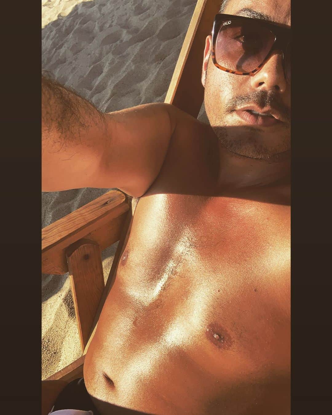 アンソニー・ラモスのインスタグラム：「How’s the tan coming ? 😎」