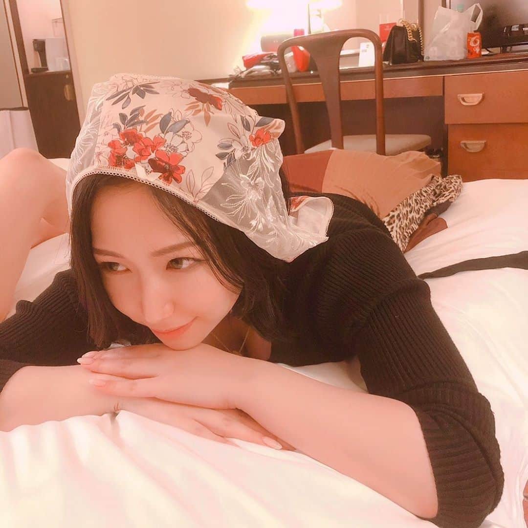 佐山愛のインスタグラム：「❤︎ ・ ぴょす @anri_okita のランジェリーで 遊ぶシリーズ第一弾👙❤️ ・ おぱんちゅは履くものじゃなくて 被るものです👒 ・ Photo by @official_hitomitanaka」