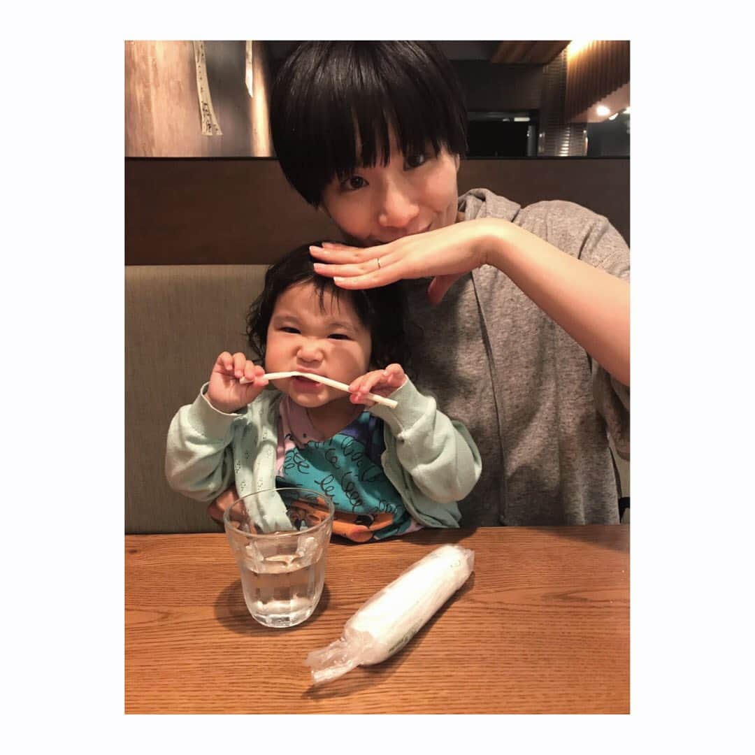 ユイ（YUI）のインスタグラム：「ここ最近は、メニューのアレルギー表示が親切で、外食先でも安心して、連れていけるのが、ほんと助かるー❣️ が、じっとしてられるかは、、別。笑  カエルー。の連呼が始まったら、だいぶ飲み込んでご飯終わらすから、 まだまだゆっくり外食〜とはいかないが、たまには外食したくなるね。  目指せ、食後のコーヒータイム☕️🤘 #アレルギー#外食#アレルギー表示#ジュース#先にあげると#早く帰りたがる#私のご飯#まだきてませーん#こんな時に#ユーチューブ#ほかに#時間を稼ぐ#やり方#有りませんか#ホットコーヒー#がぶ飲み#ご飯#流し込み#卵アレルギー#よくなってきたかな#ケーキ#食べさせてあげたいな」