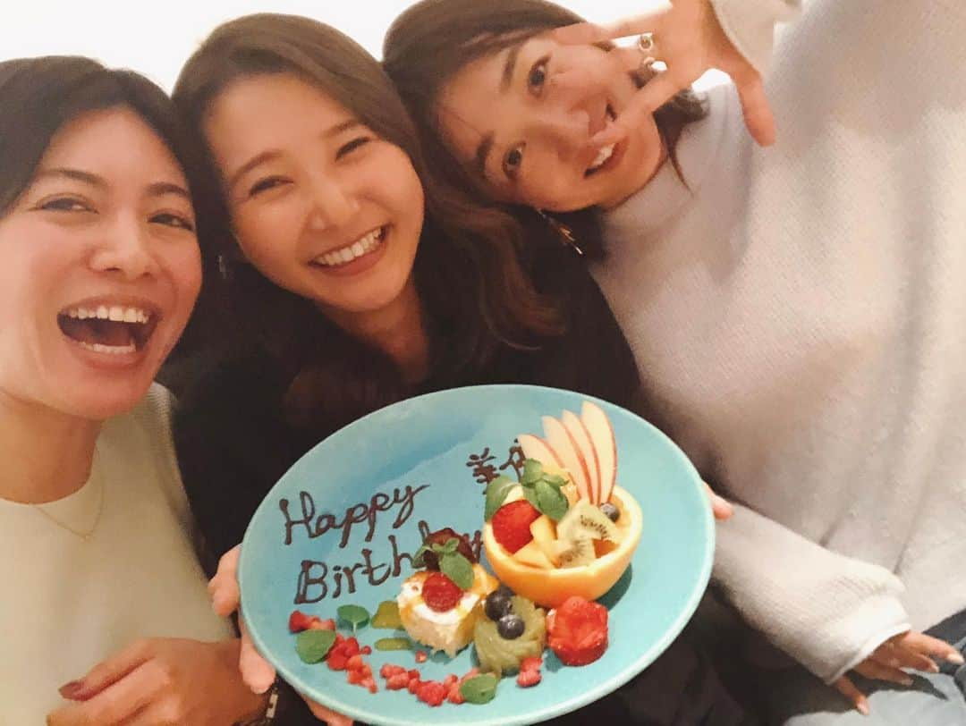 美優さんのインスタグラム写真 - (美優Instagram)「またまたお祝い…🥰 誕生日過ぎてもお祝いしようって思ってくれる気持ちがほんとーに嬉しい😭✨ 今年も幸せな歳になりそうです☺️ ・ さきちゃん、さきみちゃんありがとう💓」12月5日 13時21分 - miyu11_20