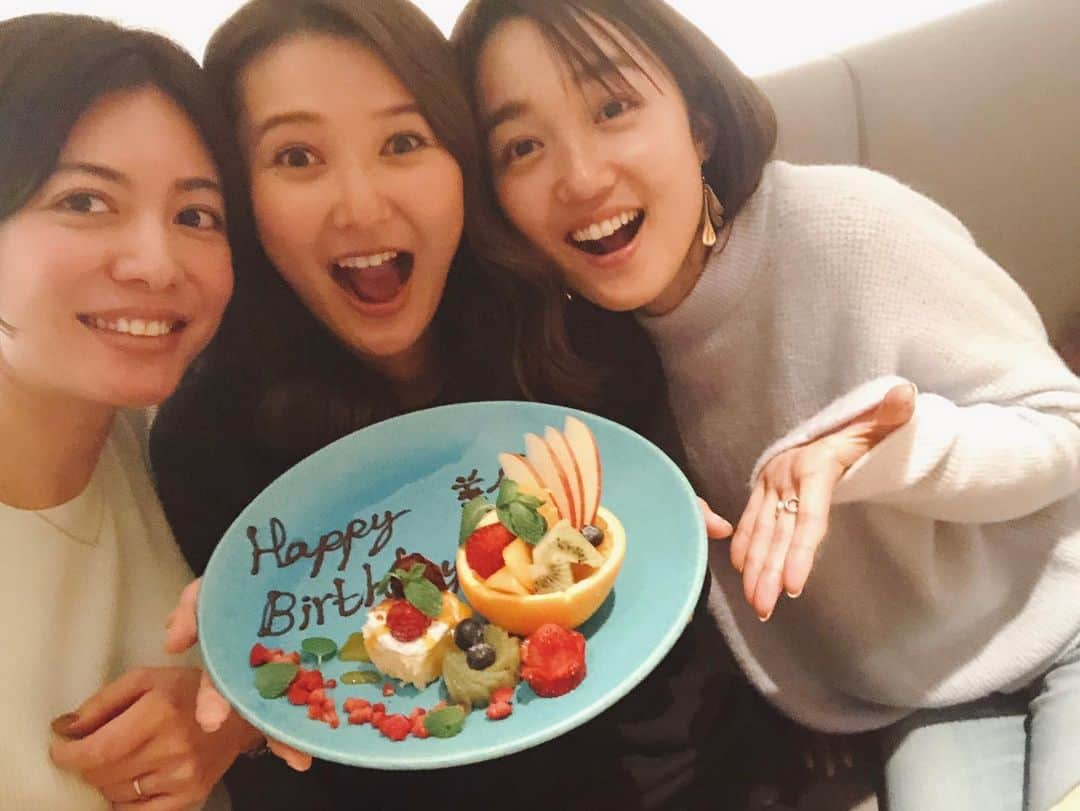 美優さんのインスタグラム写真 - (美優Instagram)「またまたお祝い…🥰 誕生日過ぎてもお祝いしようって思ってくれる気持ちがほんとーに嬉しい😭✨ 今年も幸せな歳になりそうです☺️ ・ さきちゃん、さきみちゃんありがとう💓」12月5日 13時21分 - miyu11_20