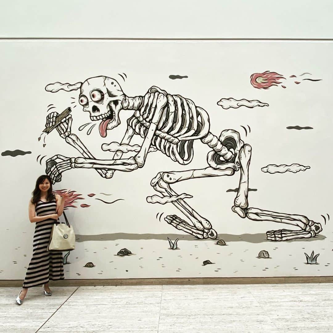 のインスタグラム：「* * シドニーでは美術館も二箇所訪れました☺️✨ * 一つはArt Gallery New South Wales✨ * 現代アートの美術館で、日本の展示が行われていました！！ テーマは妖怪と世界の融合かな✨ * 実は図書館司書の資格ほか、博物館学芸員の資格も持っていて、アート大好きなのです🥰💐 * 大学は文化学科で、日本や世界の文化を学び、 妖怪の授業もあったので、 この展示はすごく嬉しかったです☺️✨💀👻 * 大学当時は興味のある文化を学びとても楽しかったのですが、 * かたや、周りは法律や経済、会計、経営などを学んでいる友人が多く、 将来役に立つ勉強をしたほうが良いのかな？と不安になった時もありましたが、 * 今の職業は感性や雑学、人とのコミュニケーションに繋がる文化の知識がとても役に立ち、 改めて、あの時好きな分野を選んで良かったなと🥰 * 結局、職業も好きな事で選んでいるので、 やはり点と点は線で繋がっているのですね☺️✨ * こちらの美術館では、 前衛的な作品の他、 モネなど著名な芸術家の作品も展示されていて、 一日楽しめてとてもオススメです✨ * 日本の面白く美しい文化をもっと世界に広めたいなあ✨ * * #artgallerynewsouthwales #art #gallery  #sydney #australia #japan #travel #trip #現代アート #culture #旅行 #旅 #旅行好きな人と繋がりたい」