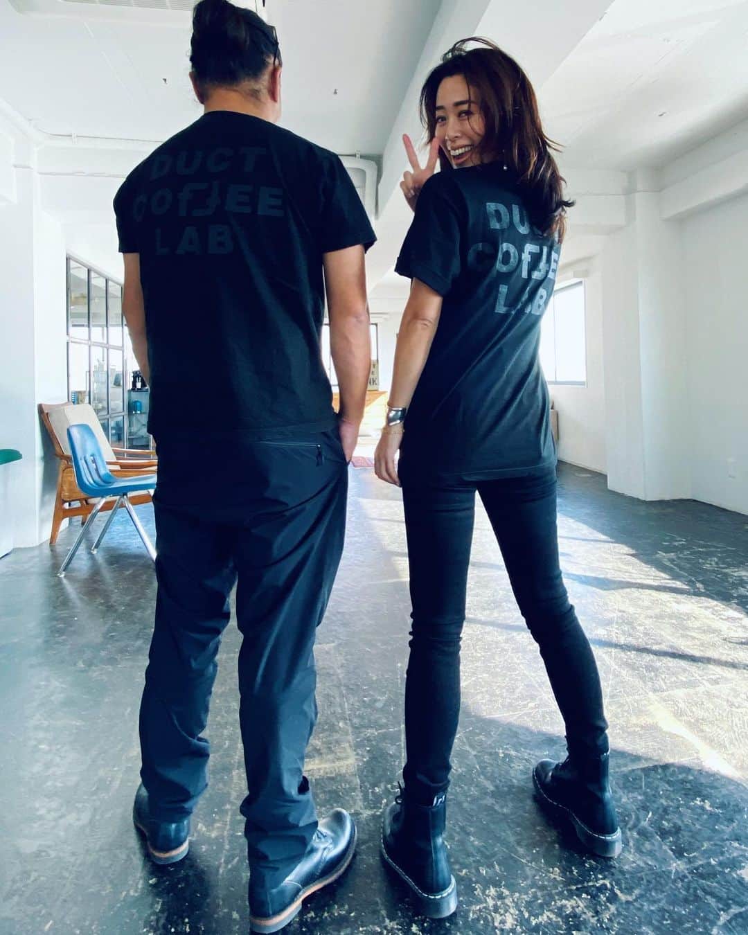 のインスタグラム：「本日のカメラマン　お曽根さんと(ダクトさん👹) 全身丸被り😂Look👯‍♀️ ウッカリお気に入りになってしまっだTシャツは　@duct_coffee_lab ☕️‼️ 気づけば皆レースupブーツ🥾でした。 今日も大爆笑の　@story_love40 の現場です⤴︎」