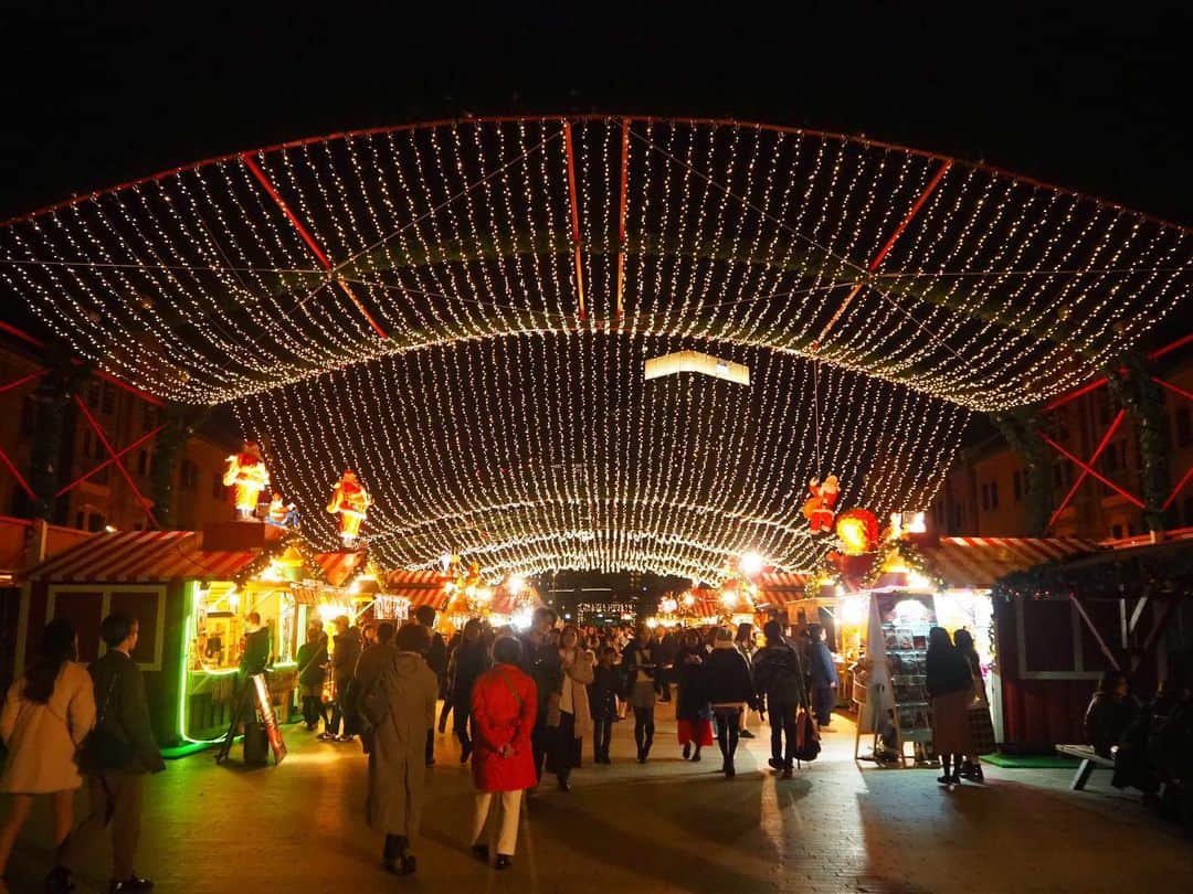 多胡安那さんのインスタグラム写真 - (多胡安那Instagram)「横浜の赤レンガ倉庫がスゴイ。 クリスマスシーズンは特に華やかで大好きです。 YOKOHAMAライトアップは映えます。 #気象予報士#夜景観光士#夜景#横浜夜景#みなとみらい#赤レンガ倉庫#クリスマスシーズン#イルミネーション#YOKOHAMA」12月5日 13時30分 - tagoanna