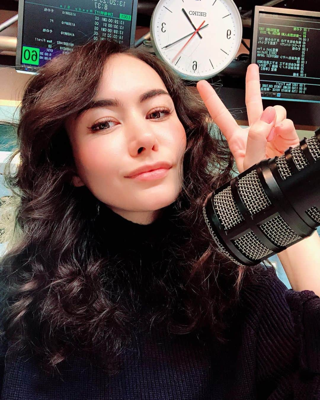 シャウラさんのインスタグラム写真 - (シャウラInstagram)「Woke up at 6 again. Feeling amazing. Currently live on the air. @interfm897  今日も6時に起きた。気分最高。生放送ナウ。 #radio #dj」12月5日 13時34分 - shaula_vogue