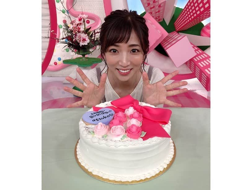 中川絵美里さんのインスタグラム写真 - (中川絵美里Instagram)「🎂 本日は内田さんのお誕生日ということで放送終わりに 皆でお祝いしました✨  居るだけで周りが明るくなる内田さん🌻 そしてどんな時も手を差し伸べてくれる尊敬する先輩です！  3年間、ほぼ毎日隣の席で空き時間は永遠に喋っている… と思うとすごい😎笑  おめでとうございます🍾 #happybirthday#内田敦子 アナ #oha4#おはよん」12月5日 13時44分 - emiri_nakagawa