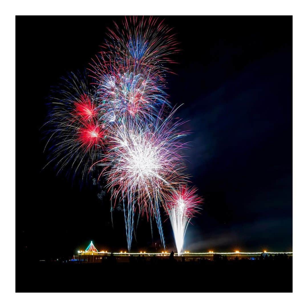 Pete Halvorsenのインスタグラム：「🎆if you're into piers, holidays and fireworks...maybe come out and join us for the annual holiday fireworks extravaganza here in Manhattan Beach. December 8th...sunset and festivities start around 5, fireworks go on around 7. There are lots of great places to watch, we usually end-up watching from the sand. . Leica Q - propped up on my makeshift tripod aka flip-flops.」
