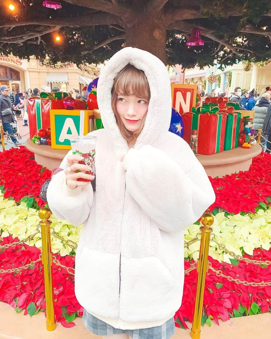 Kanaさんのインスタグラム写真 - (KanaInstagram)「ㅤ ㅤ もふっと⛄️❤️ ㅤ ㅤ このアウターすっっっごいふわふわで すっっっっっごいあったかいの！！！ あとポッケが深いのが個人的に かなり推しポイント🙊💓() ほんとにお気に入りでおすすめ！⛄️❄️💓 ㅤ 肌触りは例えやすいので言うと 白うさぎファンキャップが1番近いかも！ あのもふもふふわふわに包まれるんだよ、 考えただけでも幸せでしょ？🥰💭❤️ ㅤ ㅤㅤ ㅤ この幸せアウターは @kawaii_partydress_precious の🧥💓 ㅤ ここで可愛いアウター あと2着ゲットしたから また載せます🥴💕💕 ㅤ ㅤ ㅤ ㅤ ㅤㅤ ㅤㅤ #kana_disney ㅤ ㅤ #東京ディズニーランド #東京ディズニーリゾート #ディズニークリスマス #クリスマスツリー #ワールドバザール #タピオカ #ディズニーコーデ #ディズニーフード #ドレス通販Preciouslady #パーティードレス #パーティー #二次会 #二次会コーデ #成人式 #tokyodisneyland #tdl #tokyodisneyresort #tdr #christmastree #worldbazaar」12月5日 13時53分 - kalnnas2