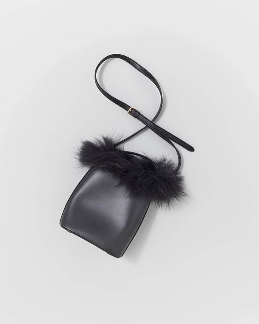 のインスタグラム：「ㅤㅤㅤㅤㅤㅤㅤㅤㅤㅤㅤㅤㅤㅤㅤㅤㅤㅤㅤㅤㅤㅤㅤㅤㅤㅤ 【PICK UP ITEM】 ファー素材で縁取ったオリジナルのボトル型ショルダーバッグが入荷いたしました。秋冬のみならず通年使っていただけるよう、ファーは取り外し可能です。ブラックの他モカもご用意しております。 ＜BEAUTY&YOUTH＞ BOTTLE SHOULDER FUR BAG ¥9,800（＋tax） #BEAUTYANDYOUTH #BYWOMENS19  #byaw19  ㅤㅤㅤㅤㅤㅤㅤㅤㅤㅤㅤ—BY STORE ACCOUNT—  MEN @beautyandyouth_men_store  WOMEN @beautyandyouth_women_store」