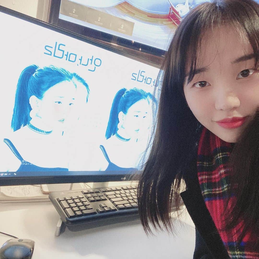 ペク・アヨンのインスタグラム：「VR재밌는건 알았는데 이거로 영화를 보니까 더 재미짜나?!😄😆 #안나마리2 #백아연」