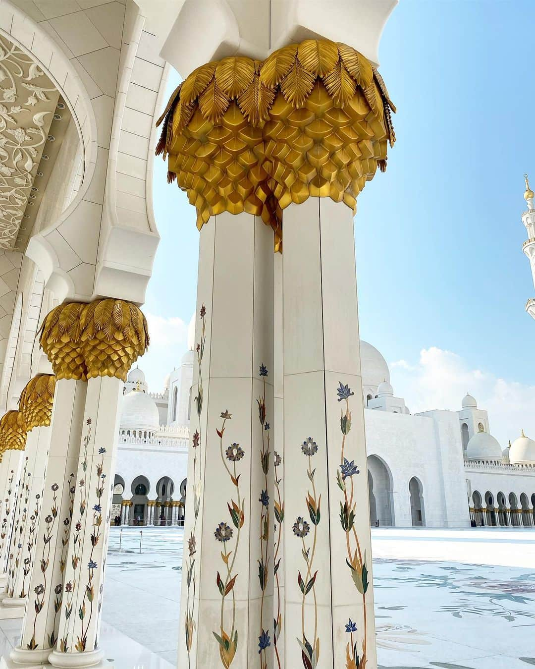 ラライン・シャーさんのインスタグラム写真 - (ラライン・シャーInstagram)「✨Takjub✨ On my flight to Abu Dhabi I watched a documentary about the Syeikh Zayed Grand Mosque. It took years and tireless efforts to construct this gem that is built to withstand the test of time. There is always something to be said about what you know about something and then to truly experience it for yourself. What a spiritual masterpiece. ✨」12月5日 19時26分 - ralineshah