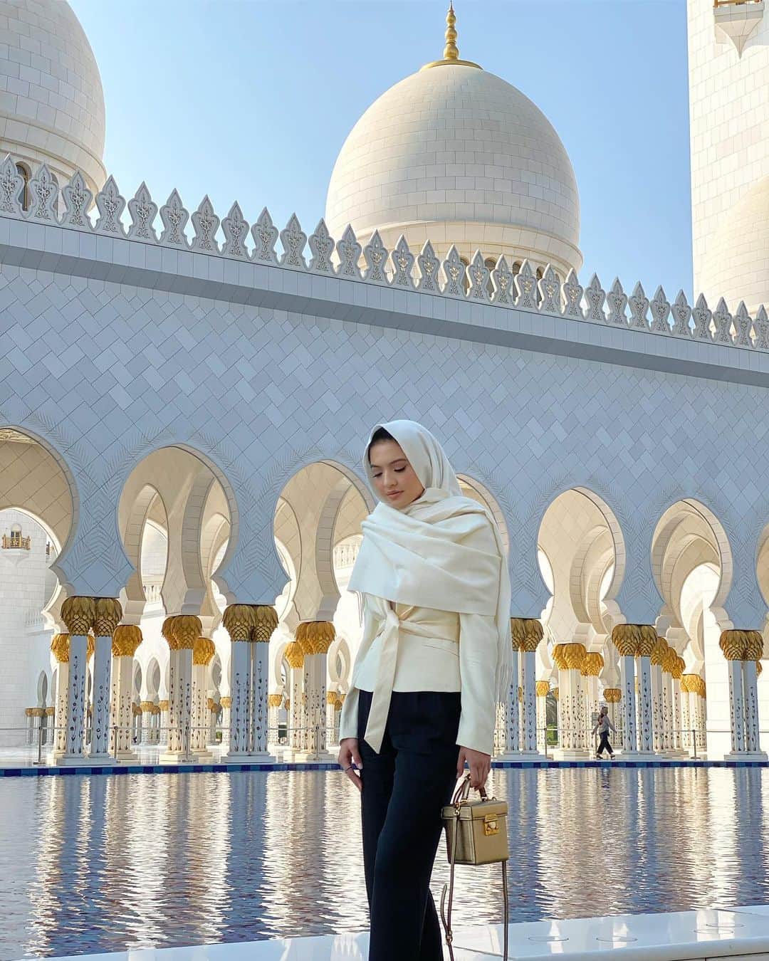 ラライン・シャーのインスタグラム：「✨Takjub✨ On my flight to Abu Dhabi I watched a documentary about the Syeikh Zayed Grand Mosque. It took years and tireless efforts to construct this gem that is built to withstand the test of time. There is always something to be said about what you know about something and then to truly experience it for yourself. What a spiritual masterpiece. ✨」