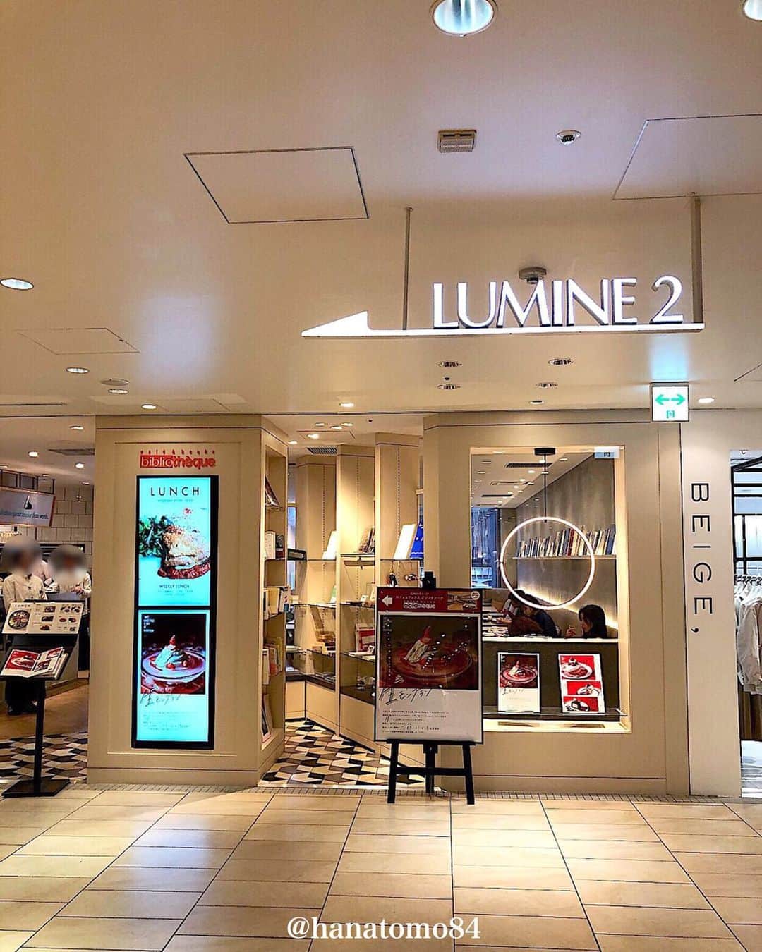 はなともさんのインスタグラム写真 - (はなともInstagram)「. . . 有楽町LUMINE3階にある『ビブリオテーク有楽町店』では、もっちりとしたパンケーキ生地にエアリークリームチーズと“練乳”生バターを合わせた、その名も「エアリークリームチーズの生バターパンケーキ」(1,700円)が食べられるぞ！ . 赤と白のコントラストが美しい クリスマス限定のパンケーキ。 .  イチゴの酸味と“練乳”生バターのコクが 絶妙なハーモニーを奏でます。 . もちもちの生地に生バターやバニラアイスを絡めれば さらに美味しさがUPしますよ。 . ビブリオテークのクリスマス限定パンケーキを ぜひ食べてみて！ . . ————————————————— . 店名 : カフェ&ブックス ビブリオテーク 東京・有楽町 住所 : 東京都千代田区有楽町2-5-1 LUMINE1 3階 営業時間 : 11:00～21:00(L.O.20:30) 電話番号 : 03-5222-1566 定休日 : LUMINE1に準ずる 席数 : 50席 . JR山手線 京浜東北線 有楽町駅 中央口改札から徒歩数分 . ————————————————— . #パンケーキ部 #スイーツ部 #東京スイーツ #東京カフェ #東京カフェ巡り #有楽町カフェ #クリスマスパンケーキ #カフェ巡り #銀座カフェ  #イチゴパンケーキ #カフェスタグラム #銀座パンケーキ #東京カメラ部 #東京カフェ部 #ビブリオテーク有楽町 #はなとも有楽町」12月5日 19時26分 - hanatomo84