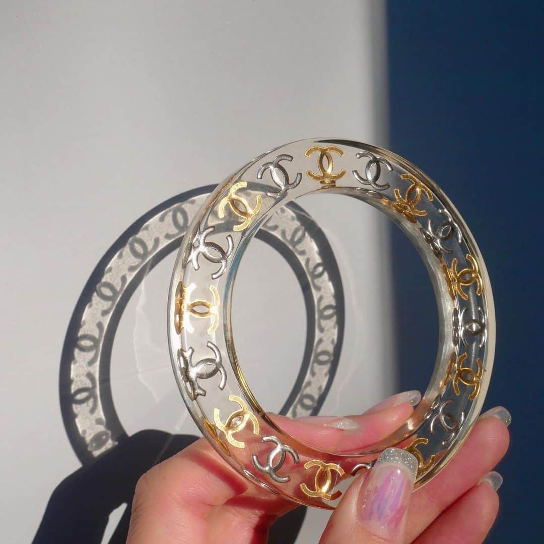Vintage Brand Boutique AMOREさんのインスタグラム写真 - (Vintage Brand Boutique AMOREInstagram)「Vintage Chanel clear plastic bangle with silver and gold CCs ▶︎Free Shipping Worldwide✈️ ≫≫≫ DM for more information 📩 info@amorevintagetokyo.com #AMOREvintage #AMORETOKYO #tokyo #Omotesando #Aoyama #harajuku #vintage #vintageshop #ヴィンテージ #ヴィンテージショップ #アモーレ #アモーレトーキョー #表参道 #青山 #原宿#東京 #chanel #chanelvintage #vintagechanel #ヴィンテージ #シャネル #ヴィンテージシャネル #amoreomotesando #アモーレ表参道」12月5日 19時26分 - amore_tokyo