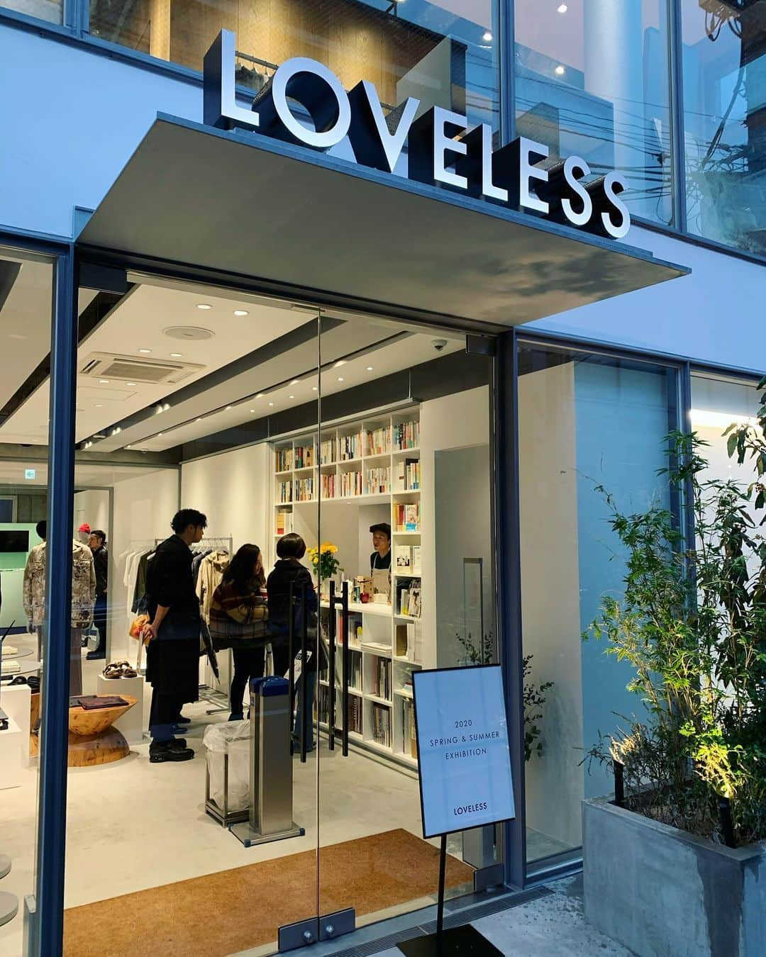 otona MUSEさんのインスタグラム写真 - (otona MUSEInstagram)「LOVELESS 青山旗艦店が11/30よりリニューアルオープン💛 クリーンな雰囲気の新店舗に、店内はスマートフォンの中のデジタル空間と模したユニークな構成に！📲 オリジナルブランドはもちろん、セレクトしたデザイナーズブランドも多数揃っています✨ 広々としたノンストレスな空間で、ゆっくりとショッピングを楽しんでみてください♡ 新住所: 東京都港区青山3-16-1  #loveless #ラブレス #ラブレス青山 #ミューズ編集G」12月5日 19時26分 - otonamuse