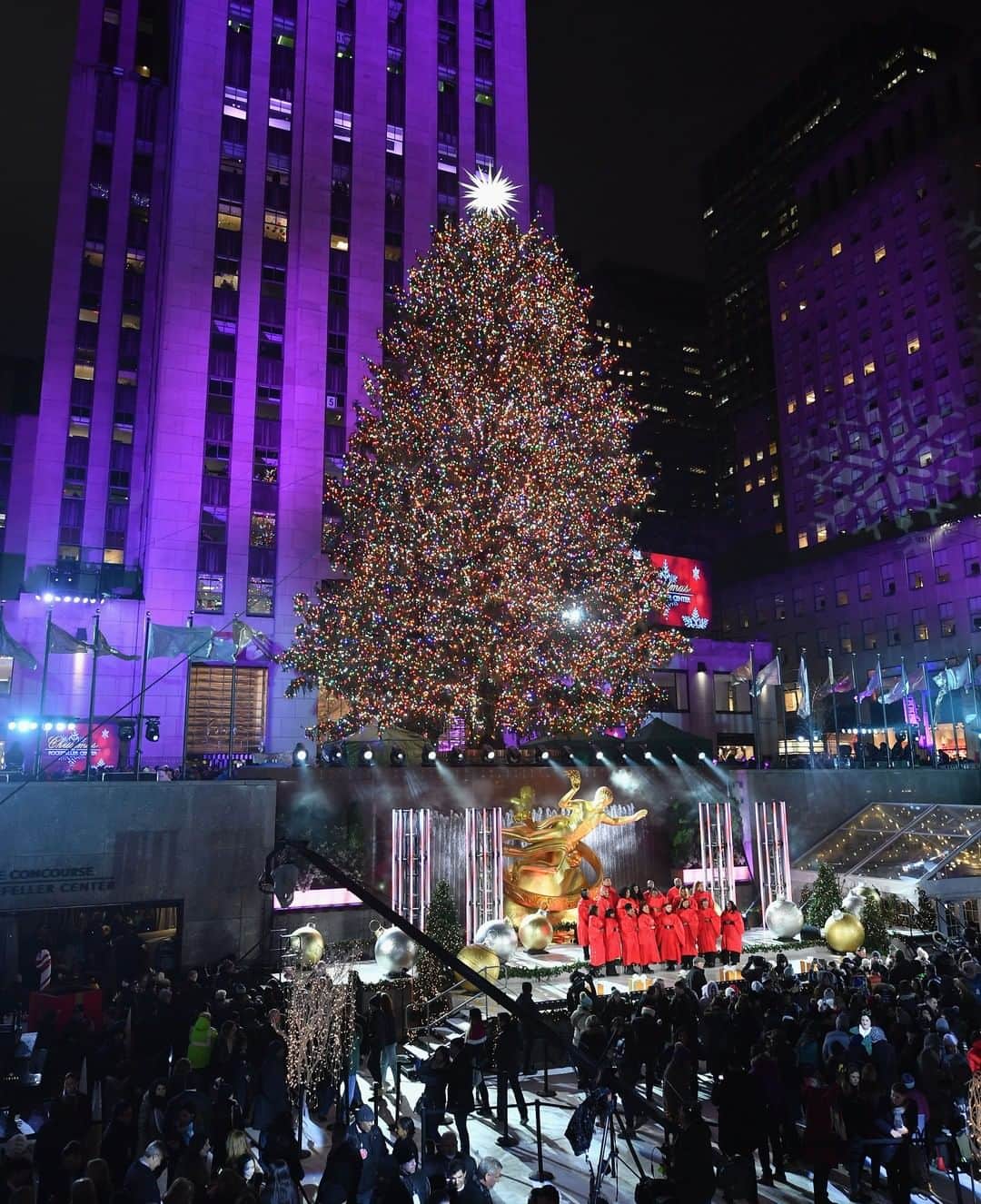 SWAROVSKIさんのインスタグラム写真 - (SWAROVSKIInstagram)「Get ready for another magical holiday season! As the festive lights are switched on, the @rockefellercenter Christmas Tree serves up an ever-glittering show and the #Swarovski star designed by architect @daniellibeskind takes center stage. . . . #SwarovskiCreativeCollaborations #StarRaising #RockefellerCenter」12月5日 19時27分 - swarovski