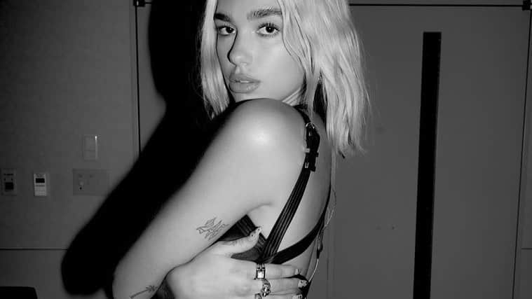 ワーナーミュージック・ジャパン洋楽さんのインスタグラム写真 - (ワーナーミュージック・ジャパン洋楽Instagram)「【Dua Lipa】 昨日ナゴヤドームで開催されたアジア最大級の音楽アワード「Mnet Asian Music Awards（MAMA）」の授賞式に歌姫デュア・リパが参加‼️ 2020年にリリースを予定している最新アルバム『FUTURE NOSTALGIA/フューチャー・ノスタルジア』からのシングル「ドント・スタート・ナウ」をMAMAのステージで披露💃 ✨ 素敵なピンクの衣装を着てレッドカーペットイベントにも登場💖 スタイルが抜群です！とても輝いていますね😍 ✨ さらに授賞式では「International Favourite Artist賞」を獲得🏆 ✨ デュアは「 たくさんの愛とサポートをありがとう！@mamamoo_official 、そして一緒にロンドンから来てくれた女子たちと共にステージに立てたことに感謝しているわ！それと「International Favourite Artist賞」を受賞できたなんて光栄だわ！ありがとう！」とコメント☺️ #dualipa #MAMA2019 #mnetasiamusicawards #dontstartnow #futurenostalgia #international #favouriteinternationalartist #デュアリパ #音楽アワード #授賞式 #ドントスタートナウ #フューチャーノスタルジア #受賞 #洋楽」12月5日 14時06分 - warnermusicjp_intl