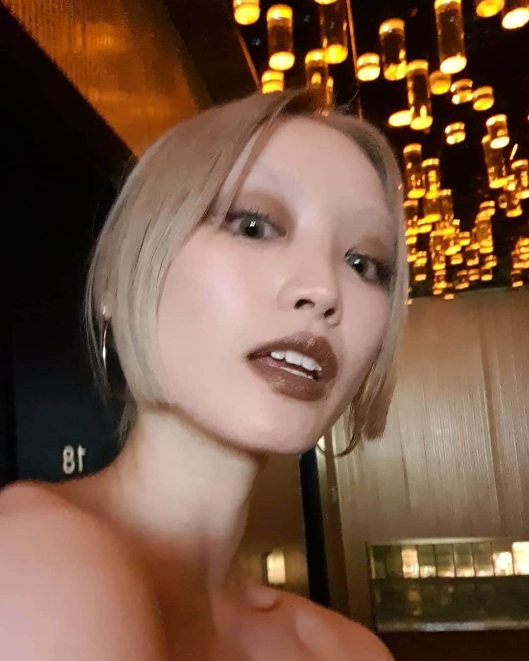 フェルナンダ・リーのインスタグラム：「😲 or maybe 😮 because I don't have eyebrows #OMEGA007」