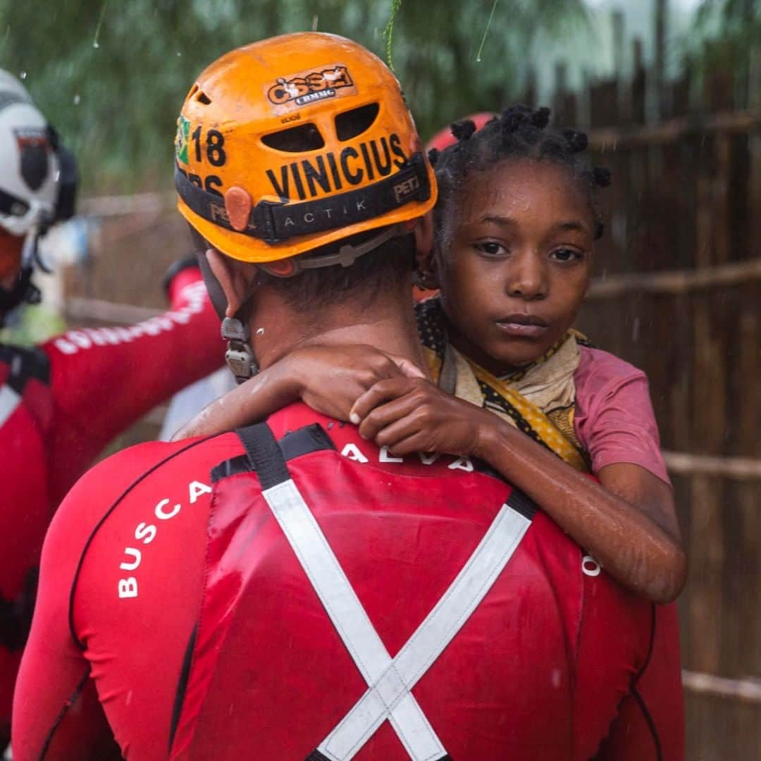 unicefさんのインスタグラム写真 - (unicefInstagram)「This little one is being carried to safety by Brazilian firefighters after heavy rains poured into homes in Pemba, Mozambique. UNICEF and partners are on track to reach over 53m children caught up in emergencies this year. With your support, we can reach millions more. Link in bio. #ForEveryChild, safety. © UNICEF/UN0306047/De Wet」12月5日 14時15分 - unicef