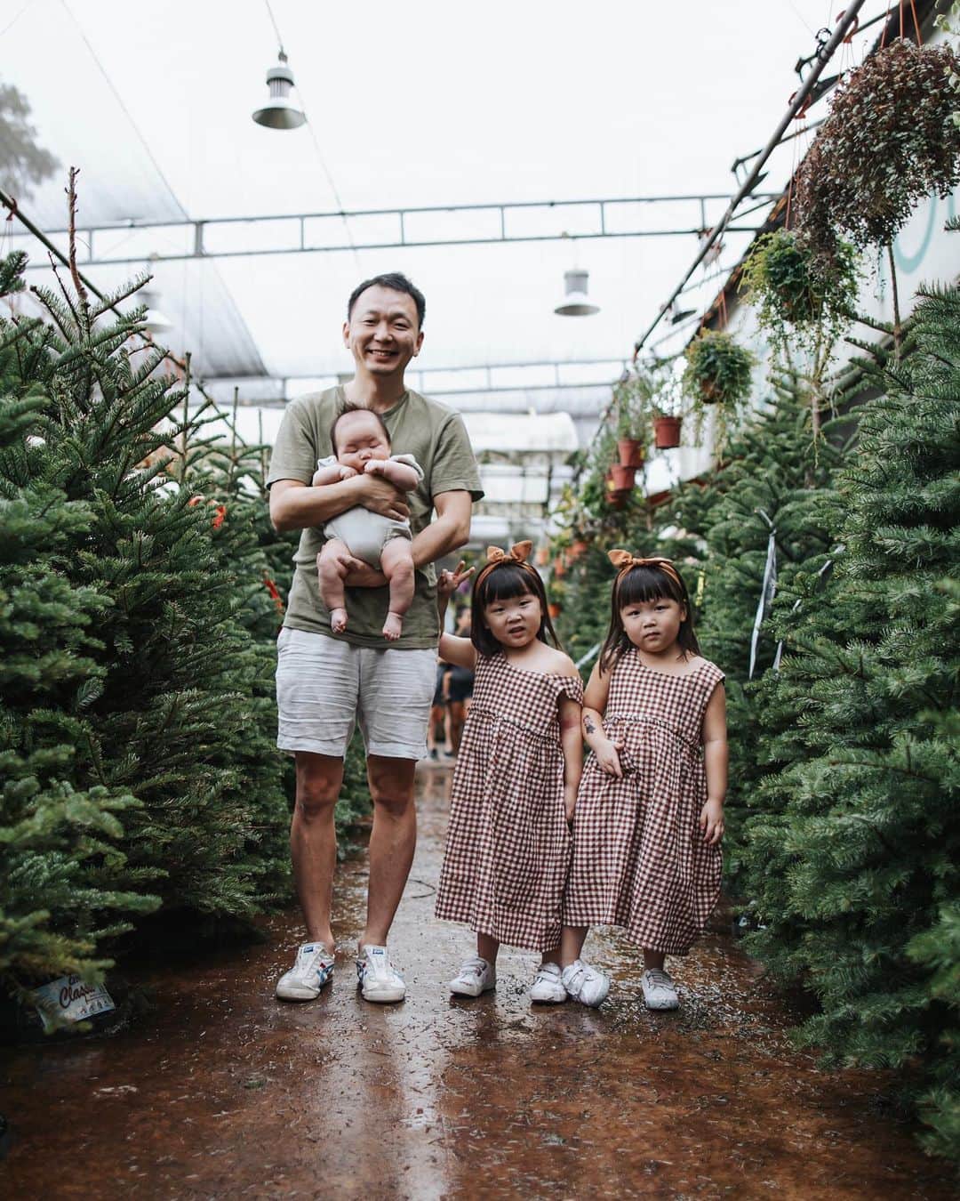 MOMOツインズさんのインスタグラム写真 - (MOMOツインズInstagram)「On a Christmas tree hunt.  Because nothing smells more wonderful than the scent of fresh pine. It’s almost like taking a walk in the woods! 🌲  #familytime #christmasishere」12月5日 14時15分 - leialauren