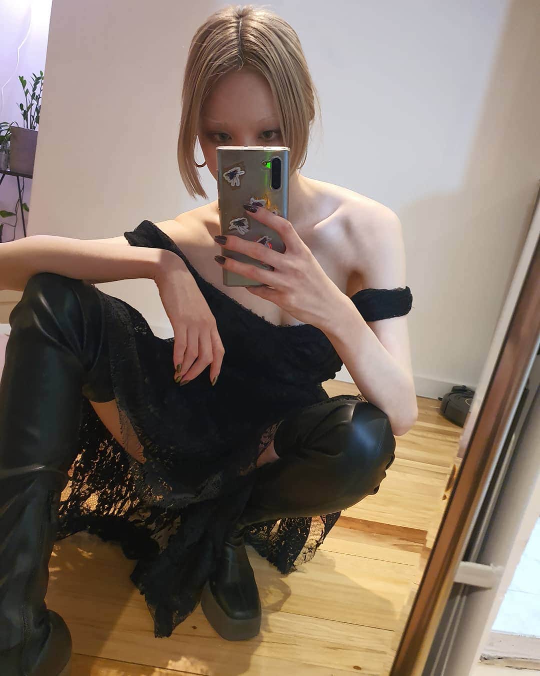 フェルナンダ・リーのインスタグラム：「Tonight's look⚡ for @OMEGA  I couldn't be a Bond girl so I aimed for a villainous concept #OMEGA007 ⚡⚡⚡」