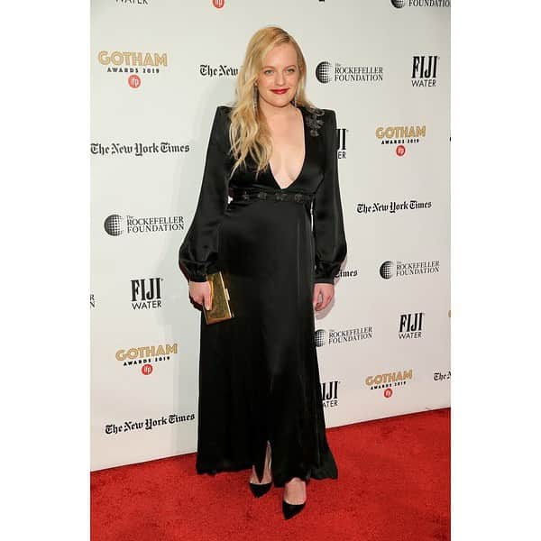 エリザベス・モスのインスタグラム：「Thank you for having me @gothamawards and for the nomination for @hersmellmovie and thank you @beaniefeldstein for making me less nervous, you are a real gem of a gal ❤️ styling @karlawelchstylist stylist assistant @tommy_buckett 😉dress @dundasworld  and my main boys of course Hair @tommy_buckett Makeup @danielmartin #hersmell #gothamawards」