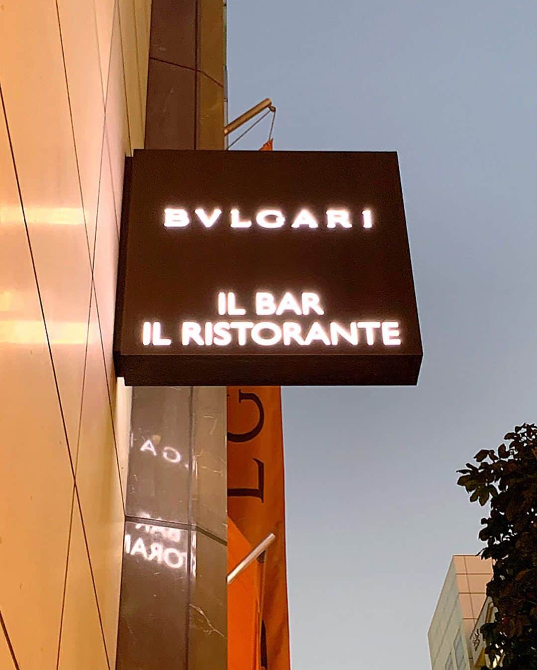 百合華さんのインスタグラム写真 - (百合華Instagram)「銀座の『BVLGARI IL BAR』にてアフタヌーンティータイム🍽💕﻿ ﻿ 夜になるとブルガリ銀座タワー×チームラボがコラボしたインタラクティブなイルミネーション﻿ ﻿ 『✨セルペンティ スパークル✨』﻿ ﻿ がライトアップされるので、より一際キラキラと輝いて銀座の街を華やかに彩ってくれております💖﻿ ﻿ スマホやタブレットから誰でもセルペンティカラーをチェンジさせる事が出来ちゃう期間限定の楽しいイルミネーションです🎶﻿ ﻿ http://bulgari-serpenti.teamlab.art/﻿ ﻿ 落ち着いた店内もお洒落なクリスマス装飾が施されておりました🥂﻿ ﻿ #東京﻿ #銀座﻿ #ブルガリ銀座タワー﻿ #ブルガリ銀座タワー店 ﻿ #bvlgari ﻿ #serpenti ﻿ #serpentiseduttori﻿ #ブルガリ﻿ #セルペンティスパークル﻿ #セルペンティ セドゥットーリ﻿ #イルミネーション﻿ #チームラボ﻿ #コラボ﻿ #コラボレーション﻿ #デザイン﻿ #カラーチェンジ﻿ #アフタヌーンティー ﻿ #女子会アフタヌーンティー ﻿ #女子会﻿ #大人女子会﻿ #クリスマス装飾﻿ #クリスマス」12月5日 14時35分 - yurika.lovelily