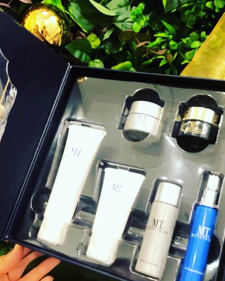 のインスタグラム：「. . ✨✨MT メタトロンプレミアムコフレ 2019 ✨✨ ▪︎MT クレンジングジェル50ml ▪︎MT フェイシャル・フォアミング・ウォッシュ30g ▪︎MT ファーストステップ・ローション 30ml ▪︎MT エッセンシャル・セラム15ml ▪︎MT コントアBクリーム 10g ▪︎MT ステムアイクリーム10g  数量限定 ¥11,000（税抜）  商品換算なんと… ¥21,410相当です🤩✨✨✨ . . .  ゴールドメダル※を受賞したMTメタトロン最高級 アイテムの実力を、現品ハーフサイズで贅沢にお試し できちゃいます💖✨. . . ※『25ans』ハースト婦人画報社 ビューティ・メダリスト大賞　キラキラ目元部門　2018　金メダル受賞 . . .  自分へのXmas present 💖 大切な人への present 🎅🏻💖. .  にいかがでしょうか？✨ . . . 本日、予約枠に空きございます！ 当日予約可能です♪ 化粧品のみのご購入も大丈夫です(((o(*ﾟ▽ﾟ*)o)))✨ . お待ちしております♪ . . ▪️▫️▪️▫️▪️▫️▪️▫️▪️▫ ﻿ 🇯🇵オラクル美容皮膚科🇰🇷﻿ 📍新宿3丁目19-4 MLJ新宿8階﻿ ﻿ 【専門】﻿ ニキビ（跡）／毛穴／シミ／しわ／たるみ／痩身／アンチエイジング／美白美肌治療全般／﻿ ﻿ 🗝完全予約制﻿ 土日祝日も診療﻿ ﻿ 【予約方法】﻿ ☎0120-905-696﻿ ⏰9:00～21:00［年中無休］﻿ ﻿ LINE、メール24時間📧﻿ LINE🆔 @oracle.jp ﻿ 📩HPメールフォームよりお願いいたします﻿ ﻿ ▪️▫️▪️▫️▪️▫️▪️▫️▪️▫️﻿ ﻿ #オラクル美容皮膚科 #オラクル #美容皮膚科 #MTメタトロン#医療専売品 #ドクターズコスメ #化粧水水 #美容液 #アイクリーム#スキンケア」