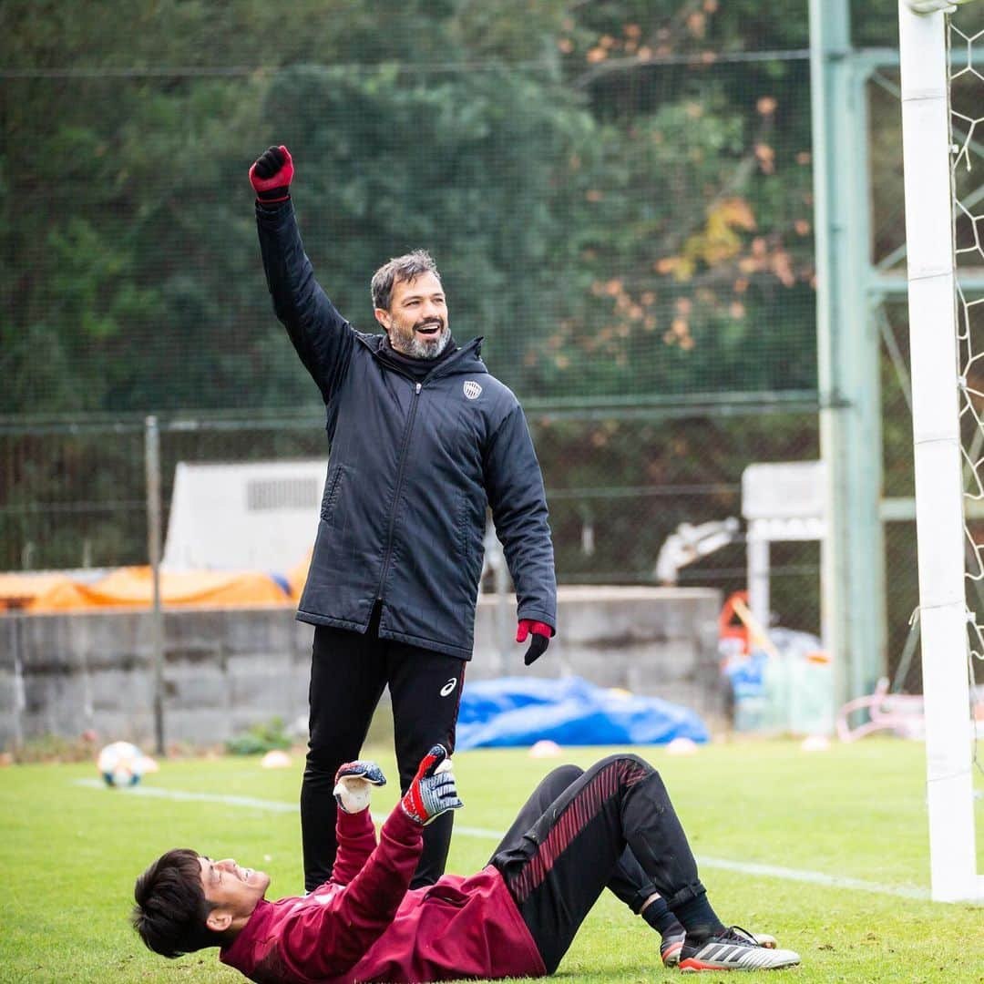 ヴィッセル神戸さんのインスタグラム写真 - (ヴィッセル神戸Instagram)「Training with a smile 😄 .  #vissel #visselkobe #ヴィッセル神戸 #WeAreKobe #一致団結 #Kobe #神戸」12月5日 14時30分 - visselkobe