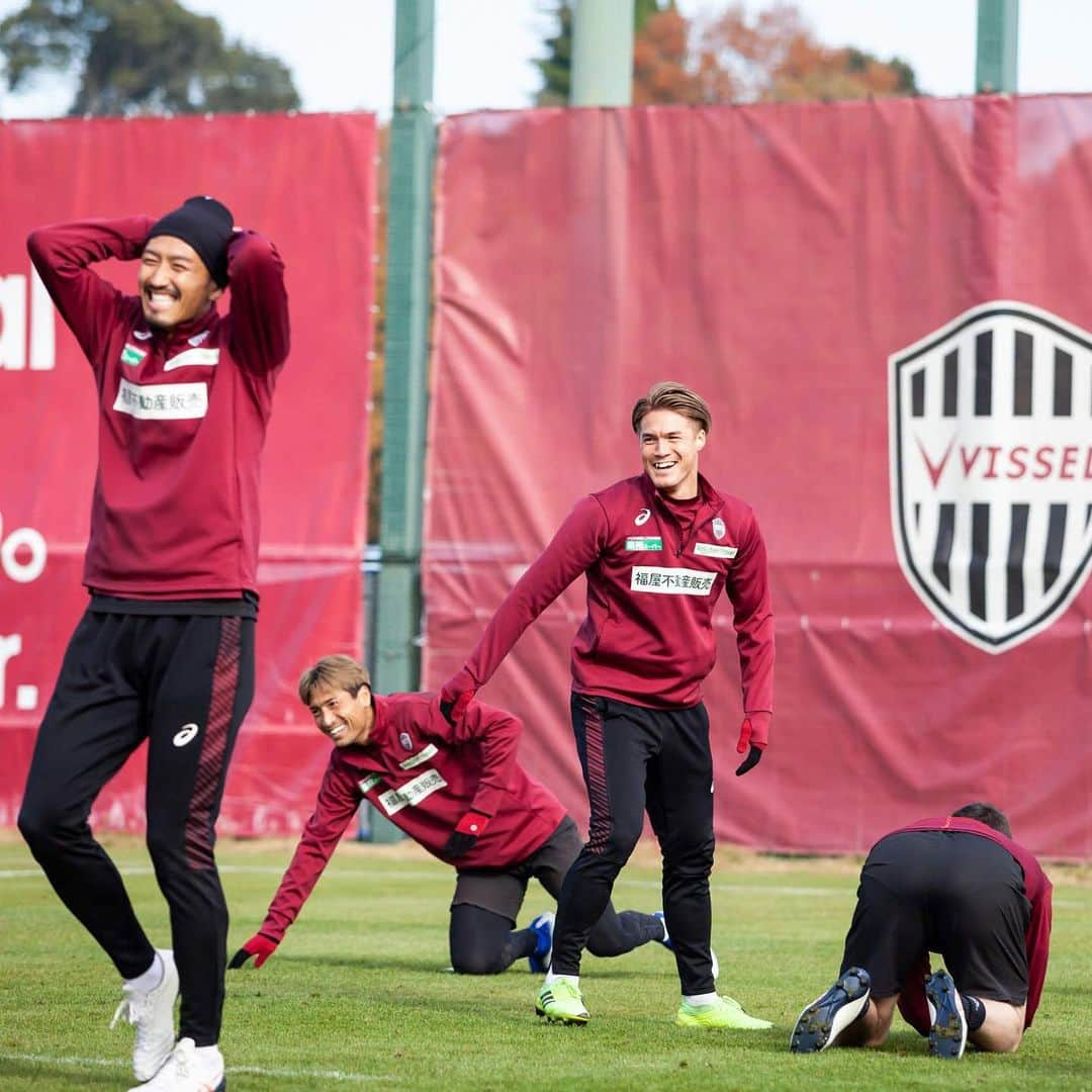 ヴィッセル神戸さんのインスタグラム写真 - (ヴィッセル神戸Instagram)「Training with a smile 😄 .  #vissel #visselkobe #ヴィッセル神戸 #WeAreKobe #一致団結 #Kobe #神戸」12月5日 14時30分 - visselkobe