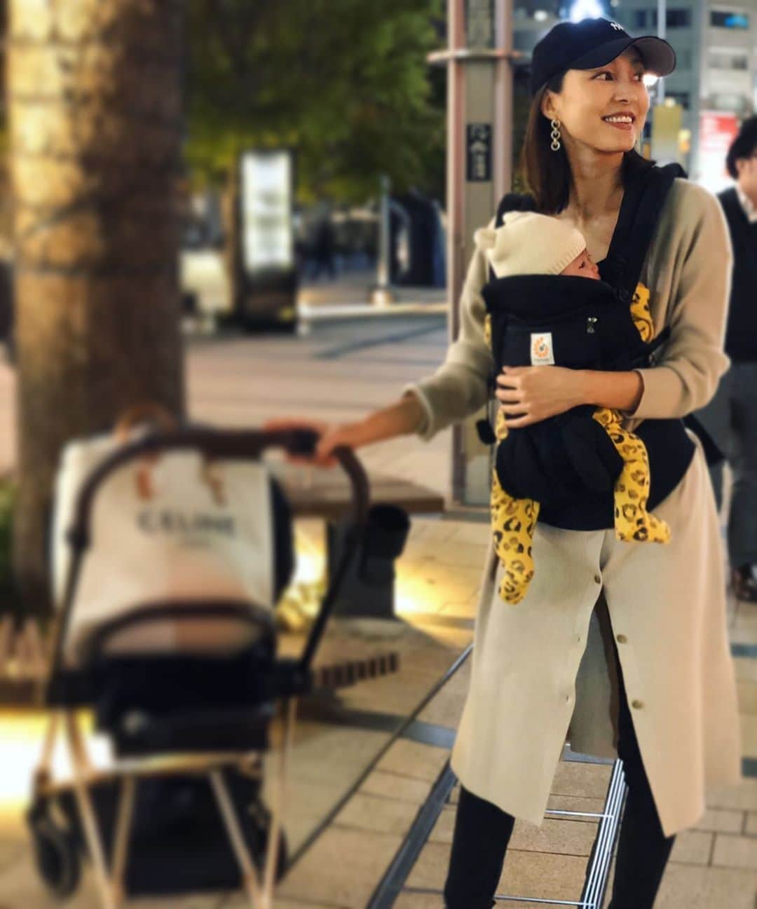 福間文香のインスタグラム：「TBT🗼 初めての新幹線 ドキドキ😳😳😳 慣れてたことも 👶🏻がいると全てが初心者になる🔰 #ある日の写真 #久々投稿」