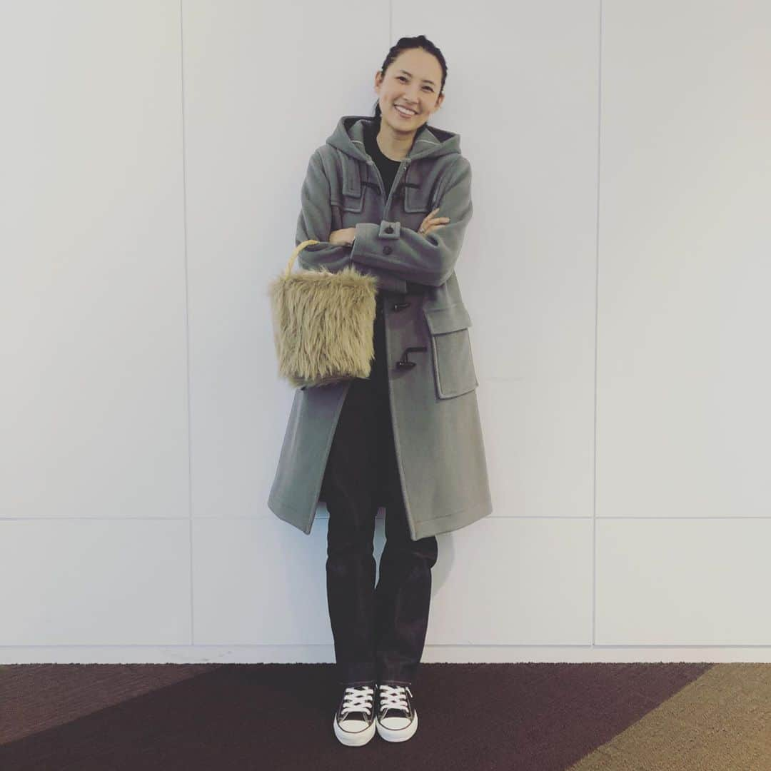 浜島直子さんのインスタグラム写真 - (浜島直子Instagram)「今日は打ち合わせの後にベイクルーズ( @baycrews )の展示会へ🌈  いつも暮らしのレシピの衣装でお世話になってるミキヤン( @mikiyang_1224 )と、 ばったり会ったLEEスタッフ( @magazinelee )も一緒にパチリ。  展示会はいろんな人たちに会えて楽しい❣️ ・ #baycrews #ベイクルーズ #ミステリーハンターでは12年間 #暮らしのレシピでは15年間(来年16年目！) #私の衣装を用意してくださり #本当に本当に本当に×1億 #ありがとうございます😭✨ #足を向けては寝られません #そして誰にも聞かれていませんが #しれっと #今日の私服なんぞ🙈 #ダッフルコート　#mackintosh  #ニット　#sloane #デニム　#sinme #バッグ　#fatimamorocco #スニーカー　#converse」12月5日 14時38分 - hamaji_0912