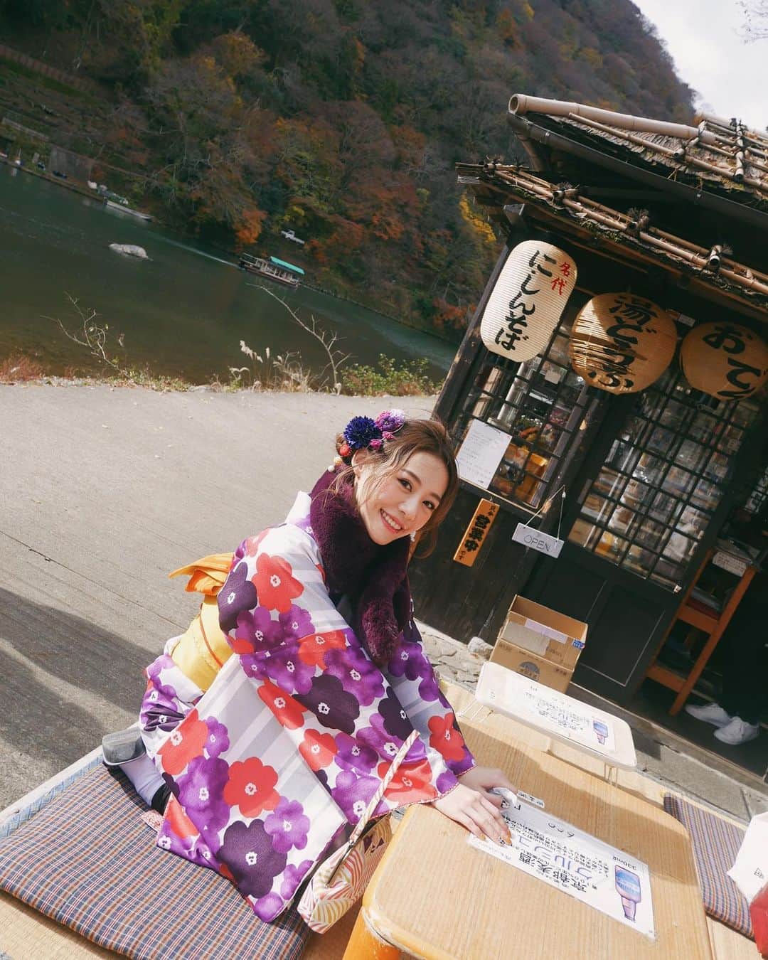 紀卜心さんのインスタグラム写真 - (紀卜心Instagram)「紫色的和服配楓葉🍁﻿ 還沒加上毛絨圍脖時很像哪家的丫鬟，一套上圍脖立馬變小千金(? 🤣﻿ ﻿ #日本#京都#嵐山#天龍寺」12月5日 14時39分 - eatzzz7