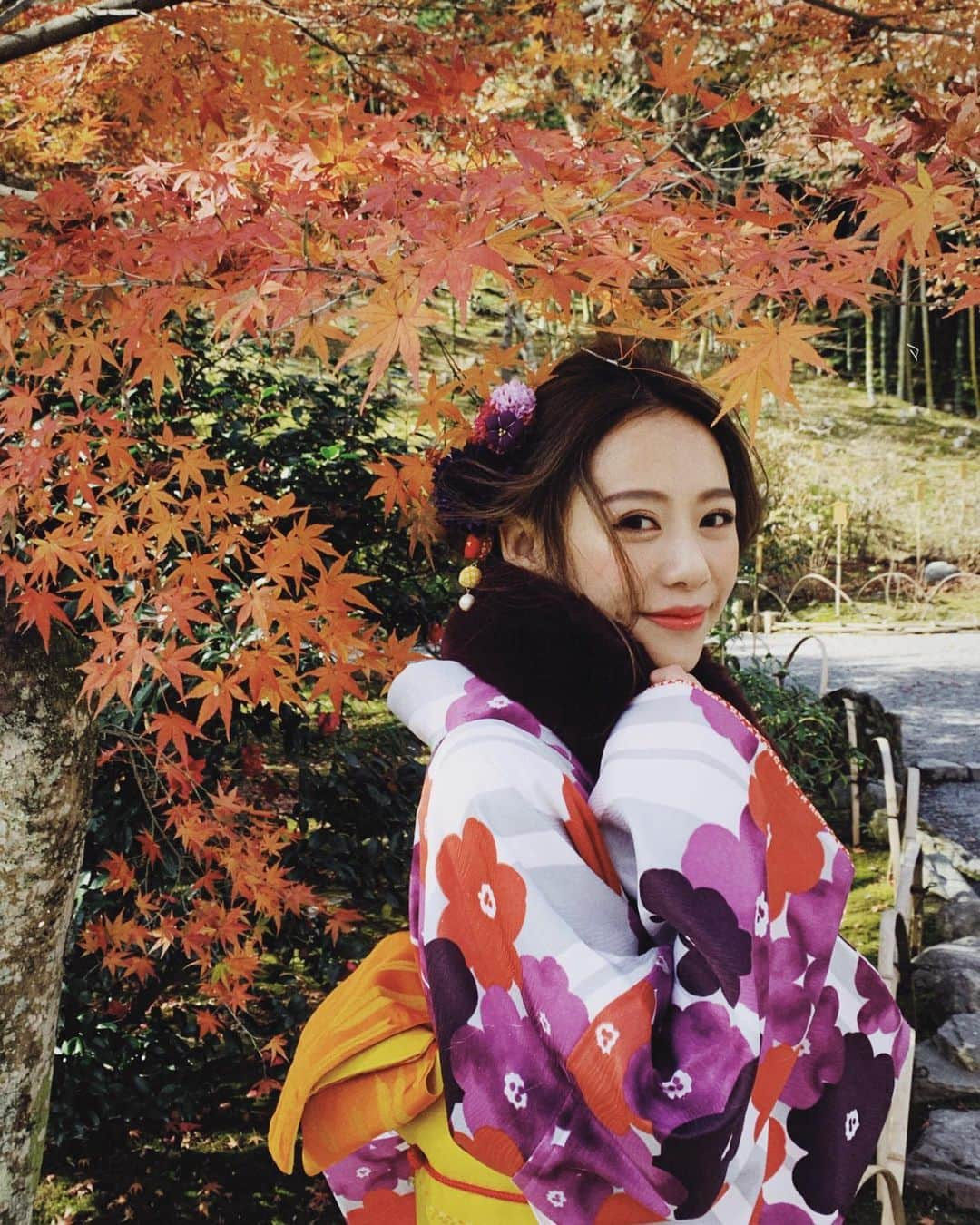 紀卜心さんのインスタグラム写真 - (紀卜心Instagram)「紫色的和服配楓葉🍁﻿ 還沒加上毛絨圍脖時很像哪家的丫鬟，一套上圍脖立馬變小千金(? 🤣﻿ ﻿ #日本#京都#嵐山#天龍寺」12月5日 14時39分 - eatzzz7