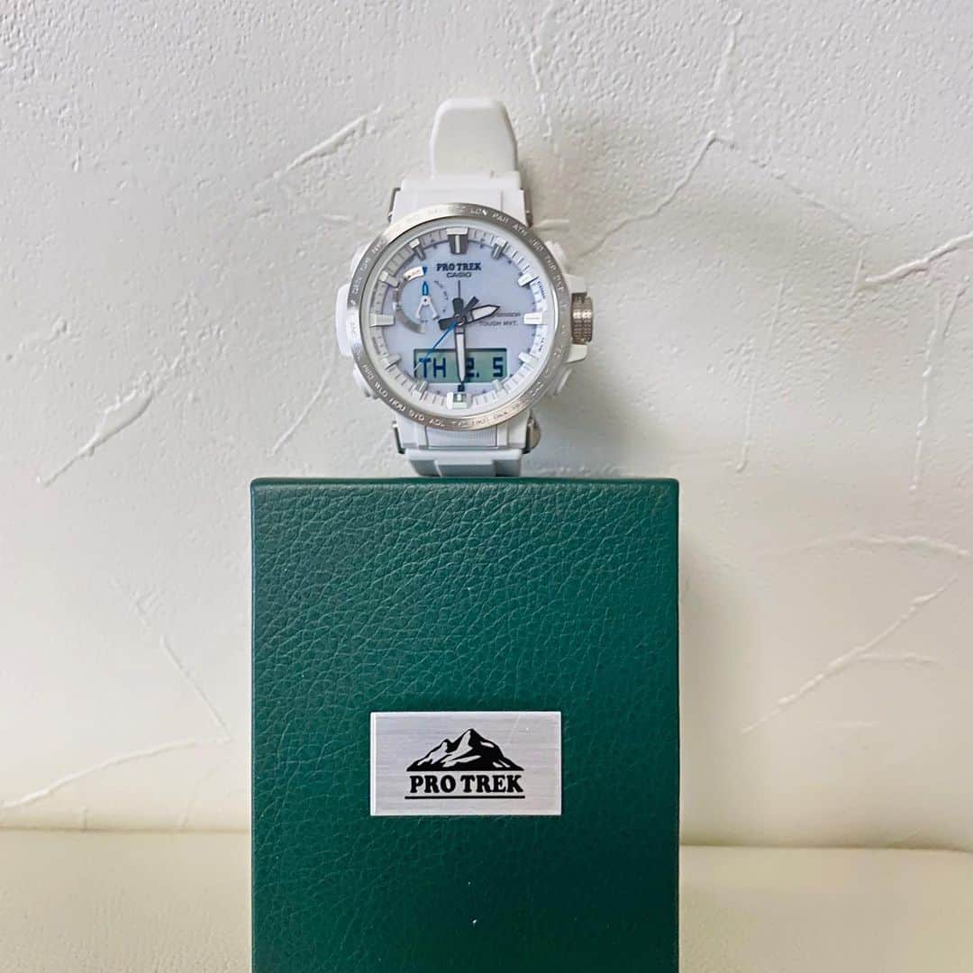 水木一郎さんのインスタグラム写真 - (水木一郎Instagram)「アップルウォッチを買いに行こうとしたら在庫切れで、代わりにPRO TREKを買っちゃいました。 登山にこの腕時計は必須でしょう。 #アニソン登山部  #登山用時計  #珍しくホワイトカラー #方位・高度・気圧など #水木一郎  #ichiromizuki」12月5日 14時47分 - ichiromizuki