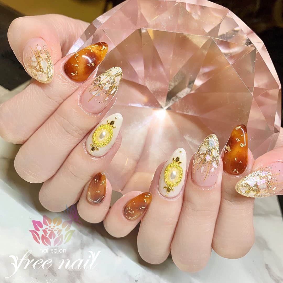 ネイルアーティストRYさんのインスタグラム写真 - (ネイルアーティストRYInstagram)「. べっ甲ネイル💅🏻🤎💛✨ . 大人な華やかネイル⛄️💫 . #ネイリスト #ネイルアーティスト #ネイルアート #ネイルチェンジ #ネイルサロン #大阪ネイルサロン #ネイルスクール #ネイル動画 #ジェルネイル #ネイルデザイン #べっ甲ネイル #金箔ネイル #シェルネイル #ブローチネイル #キンノイト #ブラウンネイル #ゴールドネイル #デザインネイル #トレンドネイル #大人ネイル #ロングネイル #冬ネイル #winternails #美甲 #日式美甲 #日式美甲胶 #日本美甲师 #日本美甲老师 #美甲上课 #日本胶」12月5日 15時01分 - nail_artist_rm