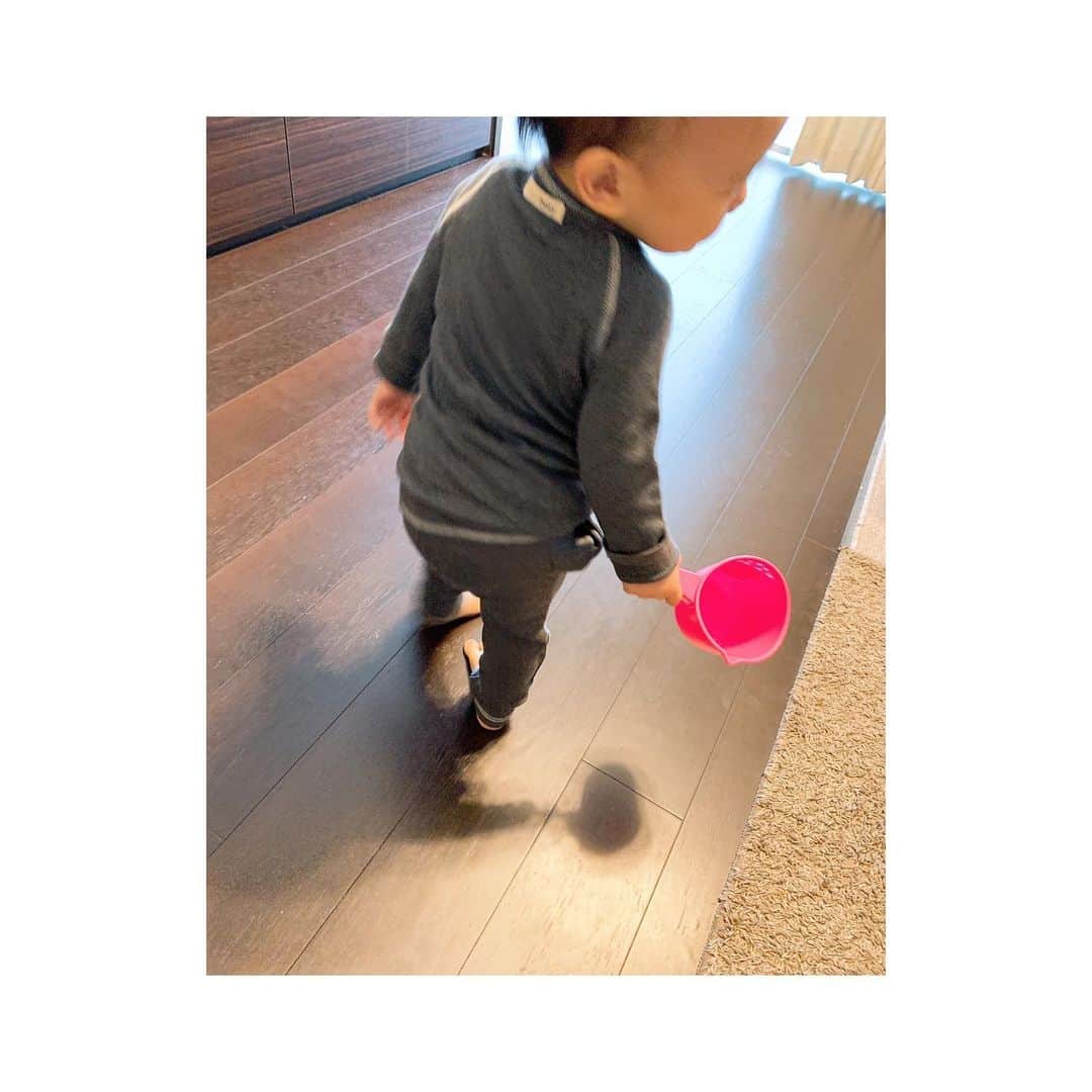 押切もえさんのインスタグラム写真 - (押切もえInstagram)「👶🏻 近ごろは、どこへ行くにも アンパンマンの手おけを一緒に😅 * #アンパンマン #お風呂セットに入っていたもの #他のおもちゃやボールを詰めては運んでいる… #すぐに溢れる… #1枚目の服は　 #lovedbabyjapan #オーガニックコットン　 #着心地良さそうです #babyboy」12月5日 14時54分 - moe_oshikiri