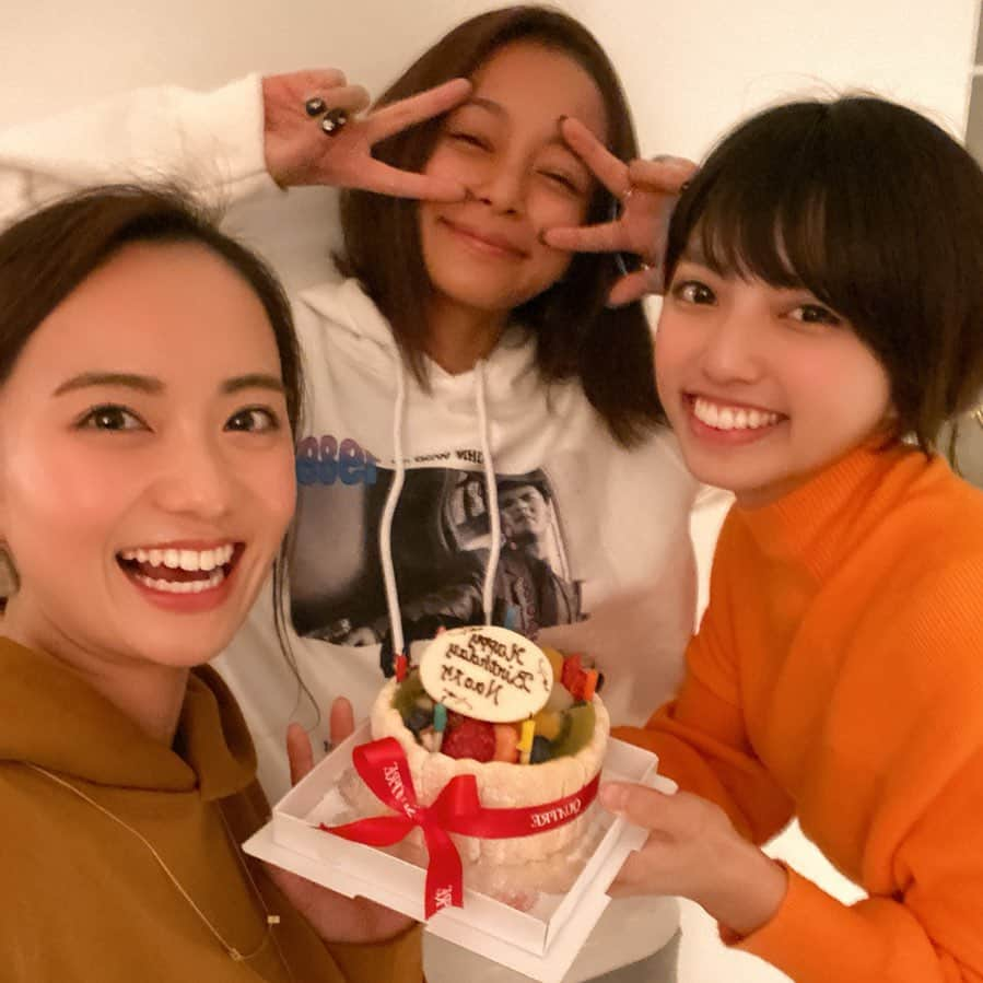 鉢嶺杏奈のインスタグラム：「なおのサプライズ誕生日会をけーこと実行❣️w  喜んでくれて良かったー❤️ 私とけーこは いつのタイミングでケーキを出そうか お互いを目の前にLINEをしまくりましたw.w.  あんたら2人！ まっすぐで大好きだよ❤️ 次はお泊まり会しようねw なお本当におめでとう❤️ なおにとって最幸な歳になりますように✨  #高見奈央#脇田恵子＃鉢嶺杏奈#魚組 #ヤバいバル#あの寒さを思い出す季節ですね#もはやもう懐かしいw」