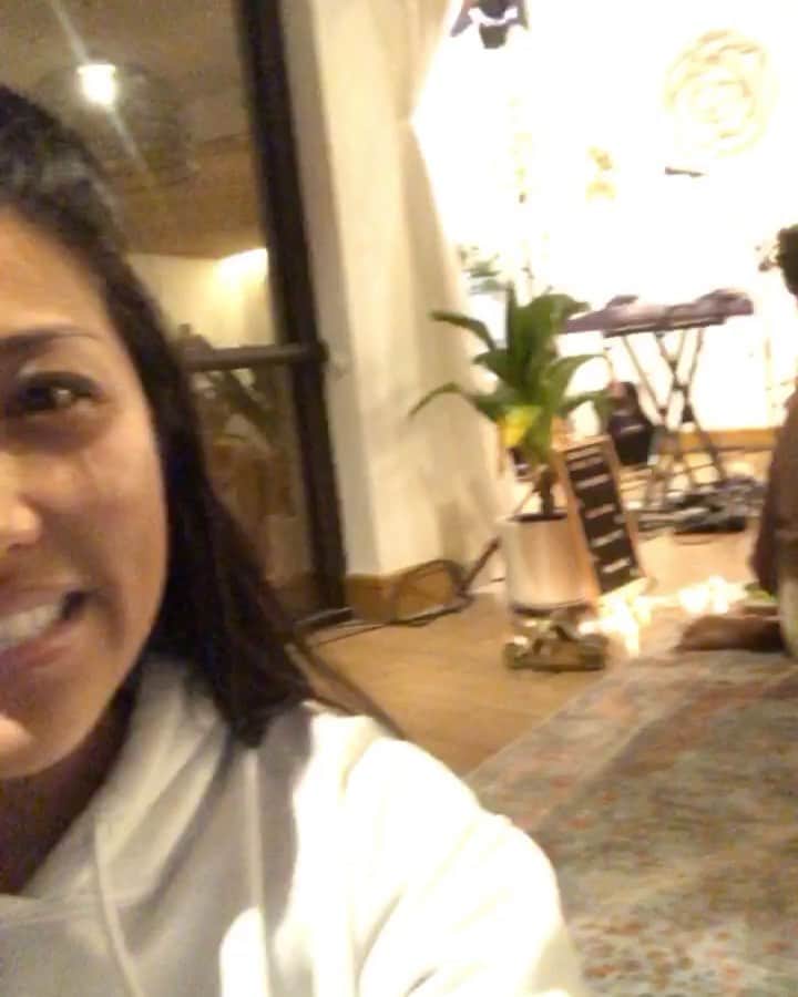 オリビア・タイのインスタグラム：「Ahhhhhhh! The show is about to start!!! @sofarhonolulu @hyattcentric #hyattcentricxsofar」