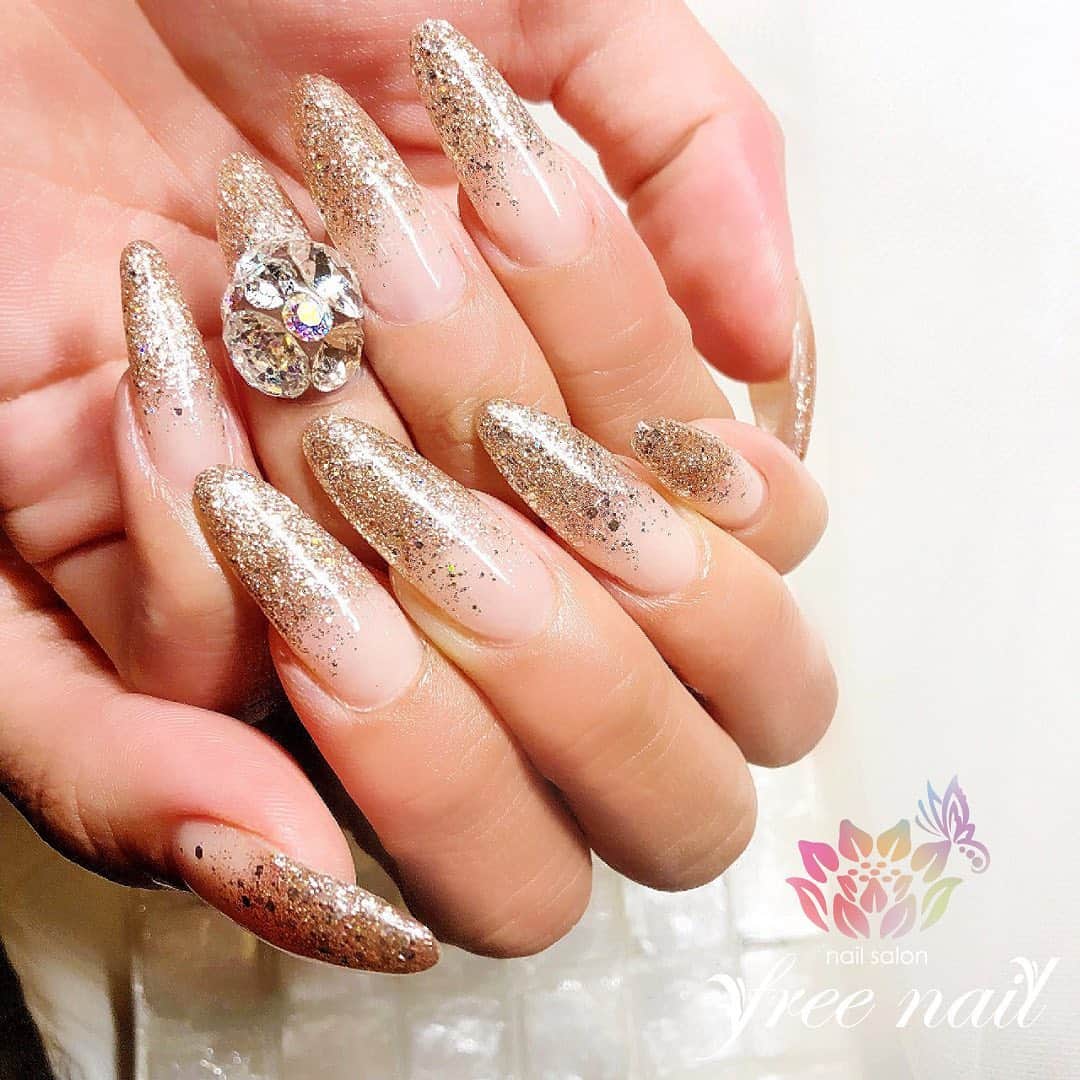 free nail フリーネイルのインスタグラム：「. お客様ネイル💅🏻💠 . ラメグラデーション👑✨ . 長さ出しもお任せください💅🏻💗 . ご来店ありがとうございました🙇🏻‍♀️🙇🏻‍♀️🙇🏻‍♀️💗 . #ネイルアート #ジェルネイル #ネイルサロン #大阪ネイルサロン #ネイルデザイン #ネイルチェンジ #ラメグラ #ラメグラデーションネイル #グラデーションネイル #ビジューネイル #ゴールドネイル #クリアネイル #デザインネイル #トレンドネイル #シンプルネイル #上品ネイル #ロングネイル #冬ネイル #winternails #nailsart #nailsdid #美甲 #日式美甲 #日式美甲胶 #日本美甲师 #日本美甲老师 #美甲上课 #日本胶 #フリーネイル #freenail」