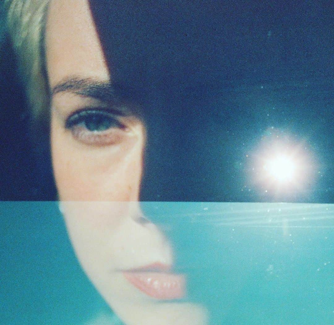 ジェナ・マローンさんのインスタグラム写真 - (ジェナ・マローンInstagram)「Am I vs I Am , it’s not a question nor a battle ground. Just the simple oscillation of breathing in and out.」12月5日 15時27分 - jenamalone