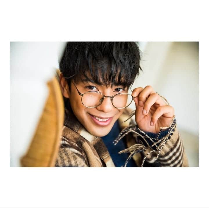 森崎ウィンのインスタグラム：「皆々様、 #ぴあ  #エッセイ  第15回。更新されましたっす!!! 読んで、コメをくださいな。 うふふ よろしくお願いします。 #森崎ウィン  #winmorisaki  #အဝင်း #aimingtooverseas  #ぴあ森崎ウィンで検索」
